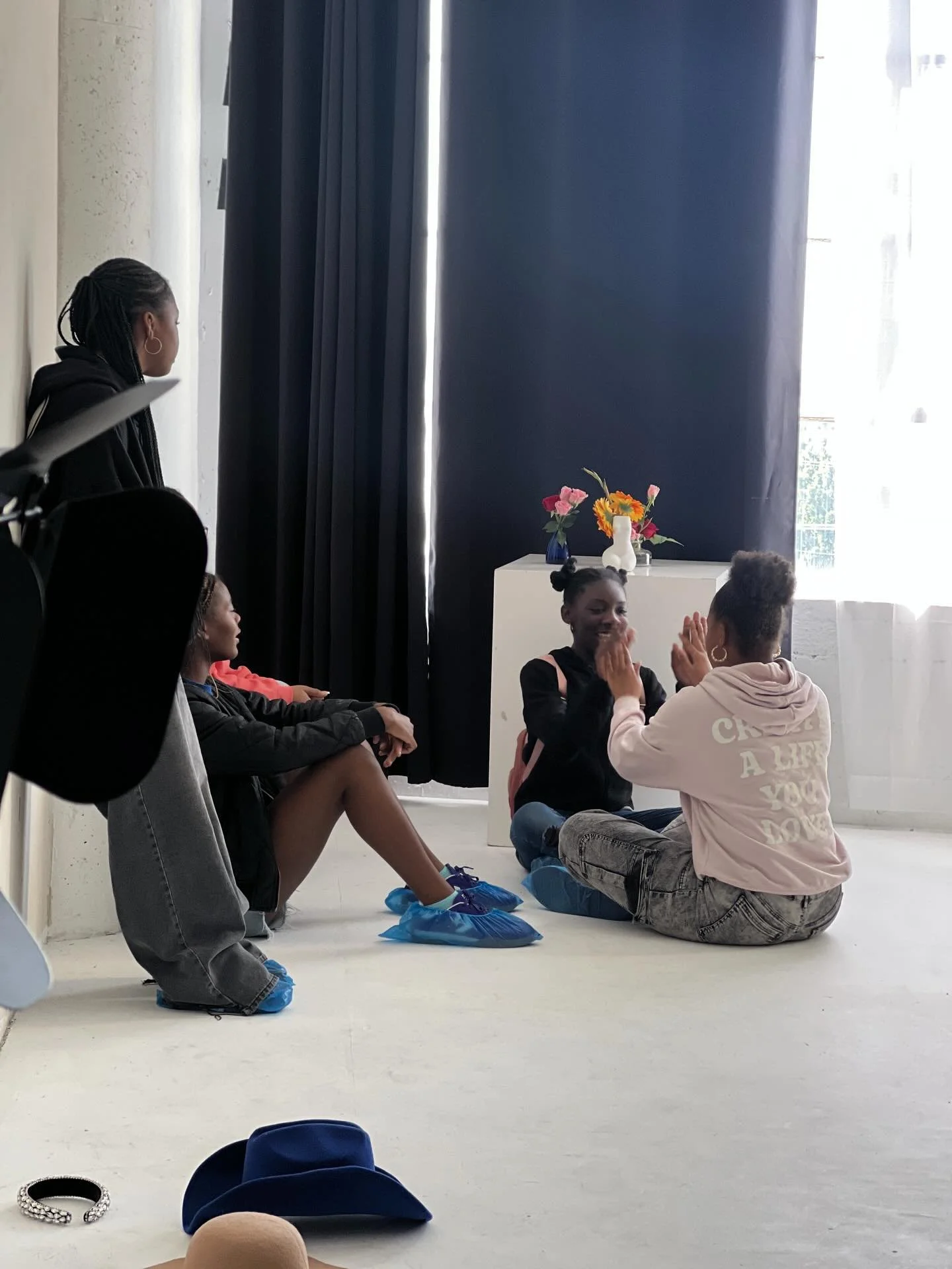 📸 👩🏿&zwj;🦱👩🏽 

Last Saturday we met up with Photographer Blu Virginia (virgin.Blu) to learn about storytelling through photography in DTLA.

FYI we have 32 (!) girls in this cohort 😅

The girls learned 
- How to shoot prop photography, 
- Crea