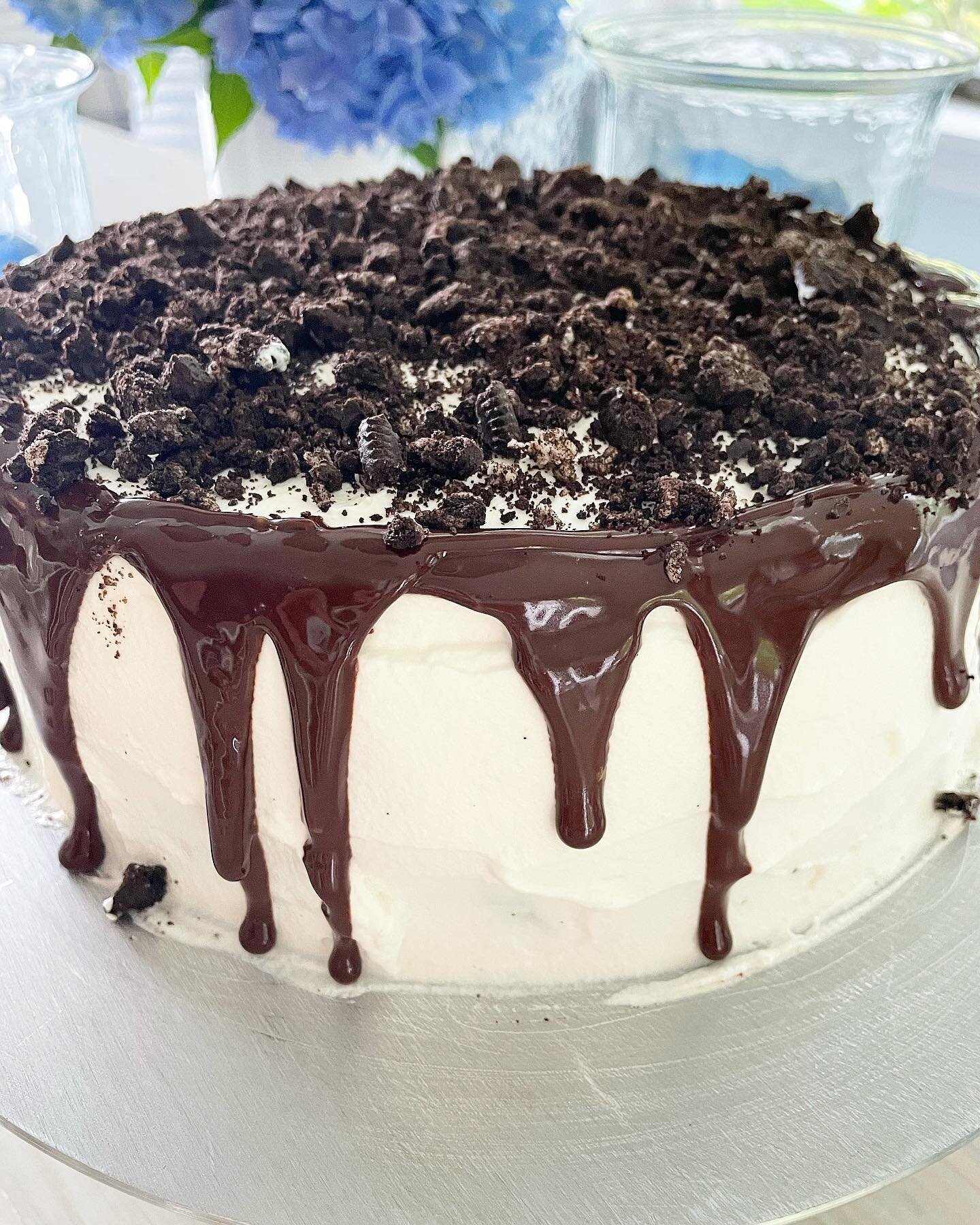 Celebrating the first day of summer with Oreo ice cream cake☀️
Two layers of chocolate cake, Oreo ice cream, ganache, crushed Oreo cookies, all topped with Chantilly cream🤗

#summertime 
#dessert 
#icecream 
#icecreamcake 
#oreo 
#chocolatecake 
#ga