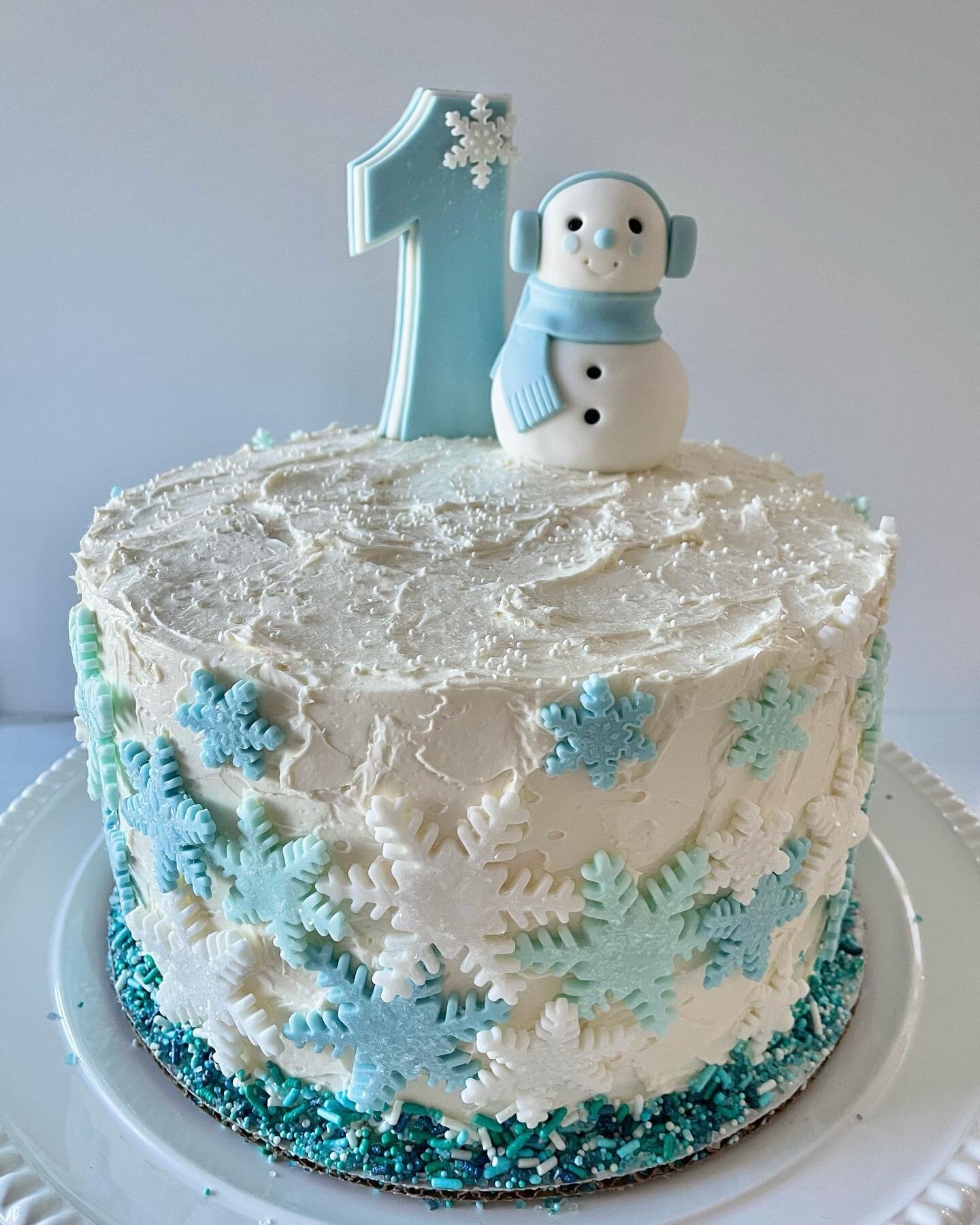 Happy Winter Onederland Birthday❄️ 
Winter birthdays ❄️🎉

#birthday 
#winter 
#birthdaycake 
#snow
#letitsnow