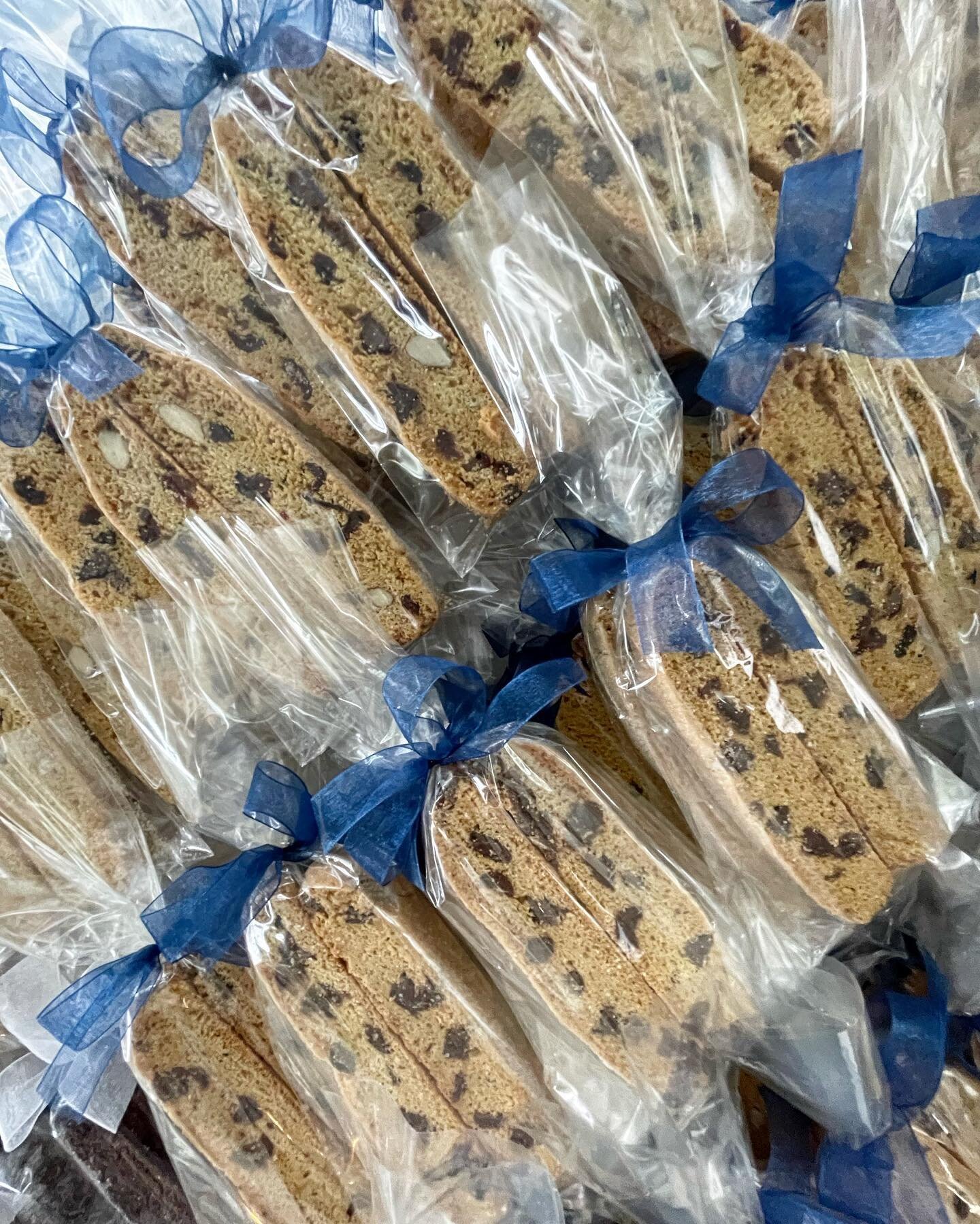 Our biscotti are the perfect party favor for any occasion. We especially love making them for weddings 🤗Send your guests home with a sweet remembrance of your special day ❤️🥰
Click the link in bio to talk to Cathy about your favors. 

#weddingfavor
