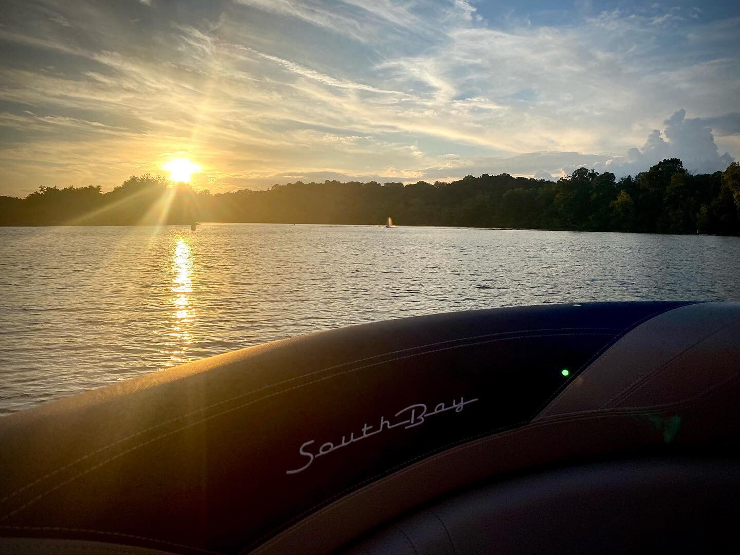 🧡⚓️I mean&hellip;These colors!!⚓️🧡
#southbay #tennesseeriver #tennessee #knox #knoxville #knoxvilletn #knoxvilletennessee #pontoon #rental #rentals #boating #downtownknox #downtownknoxville #summer
