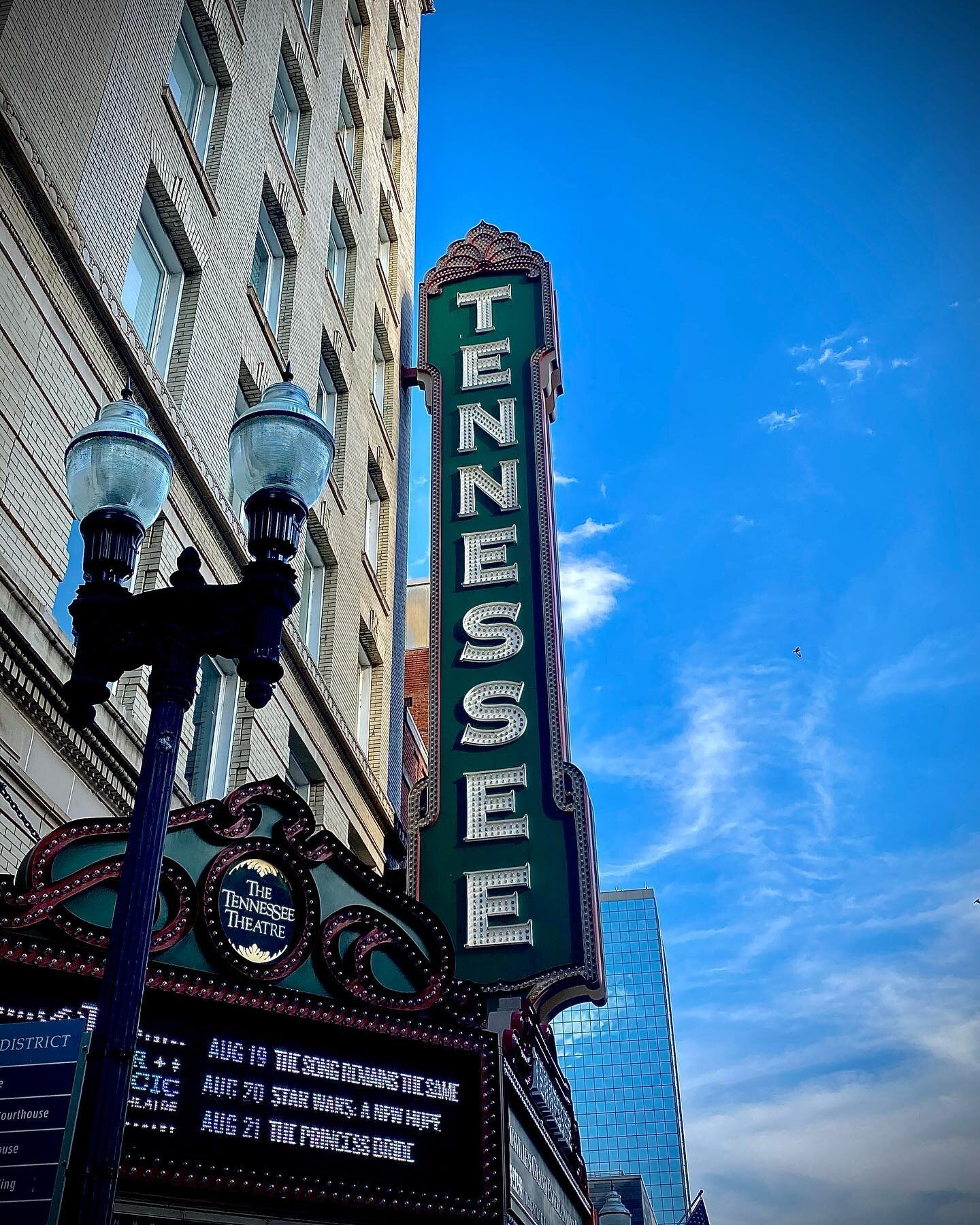 🧡⚓️We love our city! If you&rsquo;re from out of town, come see us! We have pontoon boats, and cycle-boats available for daily rentals! We can&rsquo;t wait to meet you! ⚓️🧡
#vlm #tennesseeriver #pontoon #cycleboat #river #lake #lakelife #downtownkn