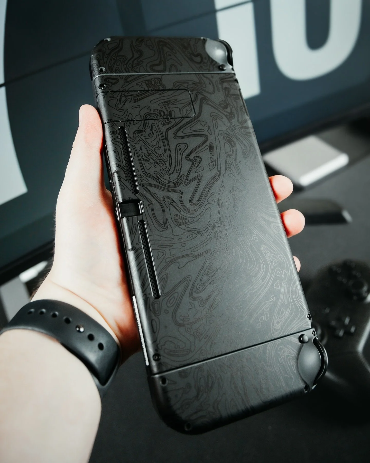 Shoutout to @dbrand for making my 7 year old Switch look dope again 😎
&bull;
&bull;
&bull;
&bull;
#photography #photographer #editing #opticalwander #tech #techsetup #desk #desksetup #homeoffice #productivity #gaming #gamingsetup #nintendo #nintendo