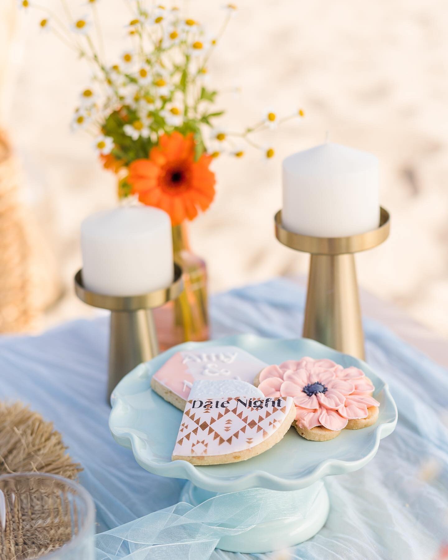 &lsquo;Tis the season for picnics! 

Picnic and styling: @lilacandlinen.co 
Photography: @sophiajensenphoto 
Custom cookies: @lilemscookies 
Charcuterie box: @itsgraze_