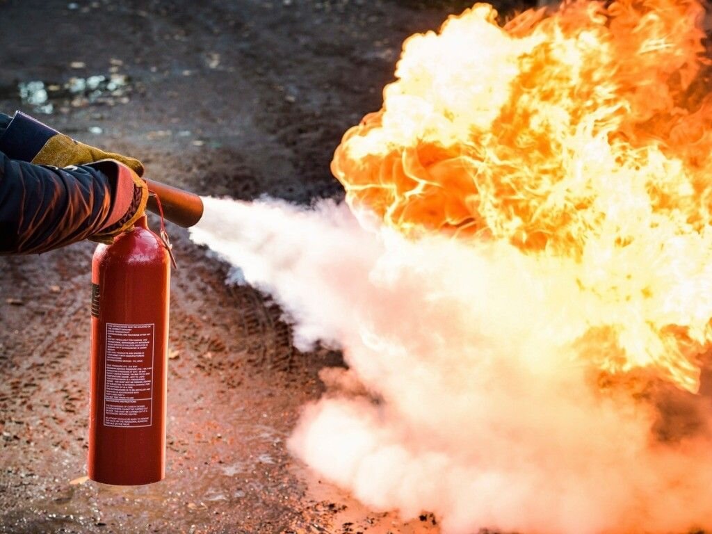 fire-extinguisher-safety-fighting-a-fire-184.jpg