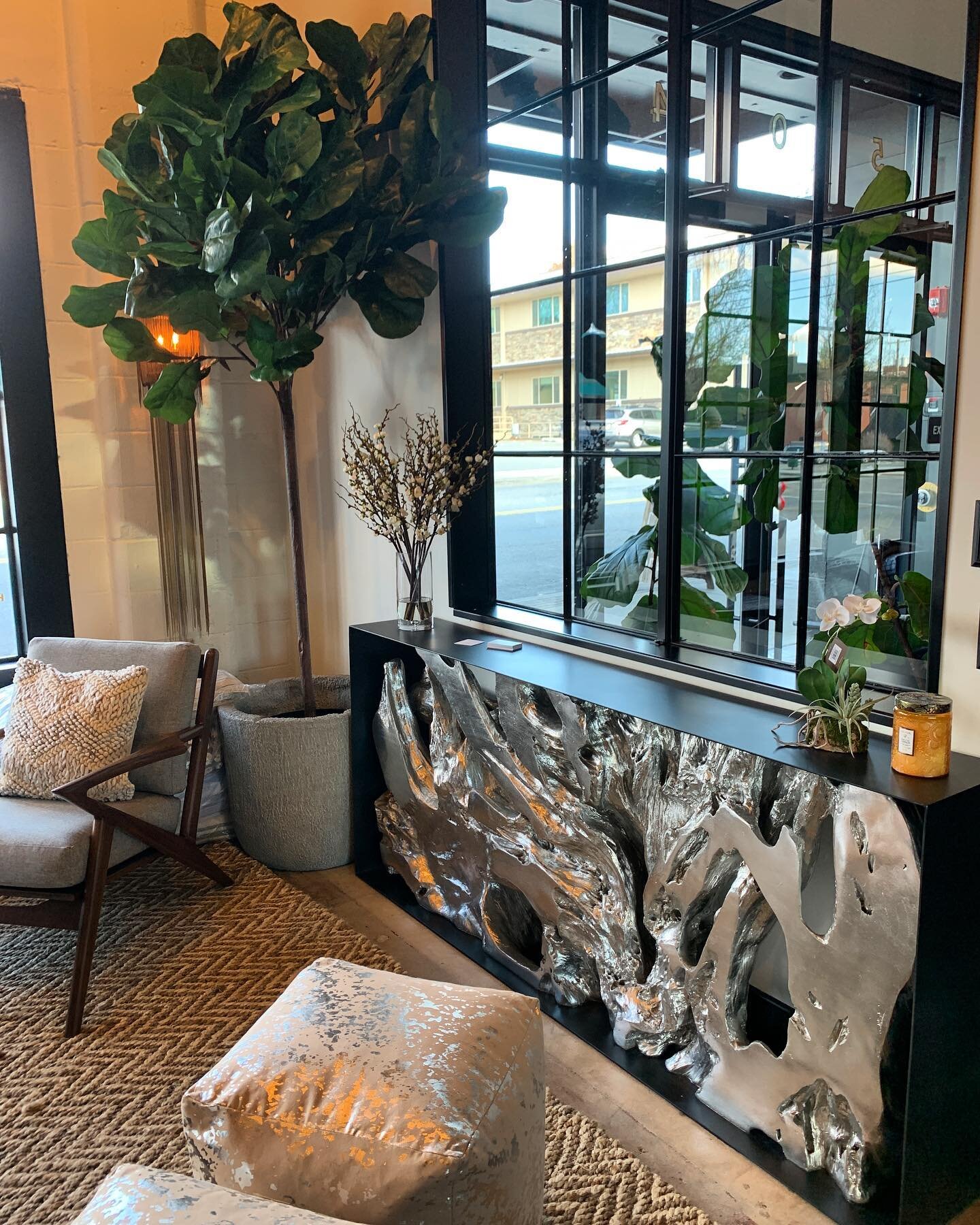 Out with the old, in with the new! We LOVE getting new stuff to show off 🤩 #kloverfineinteriors #interiordesign #cda #lakecda #rockfordbuilding
