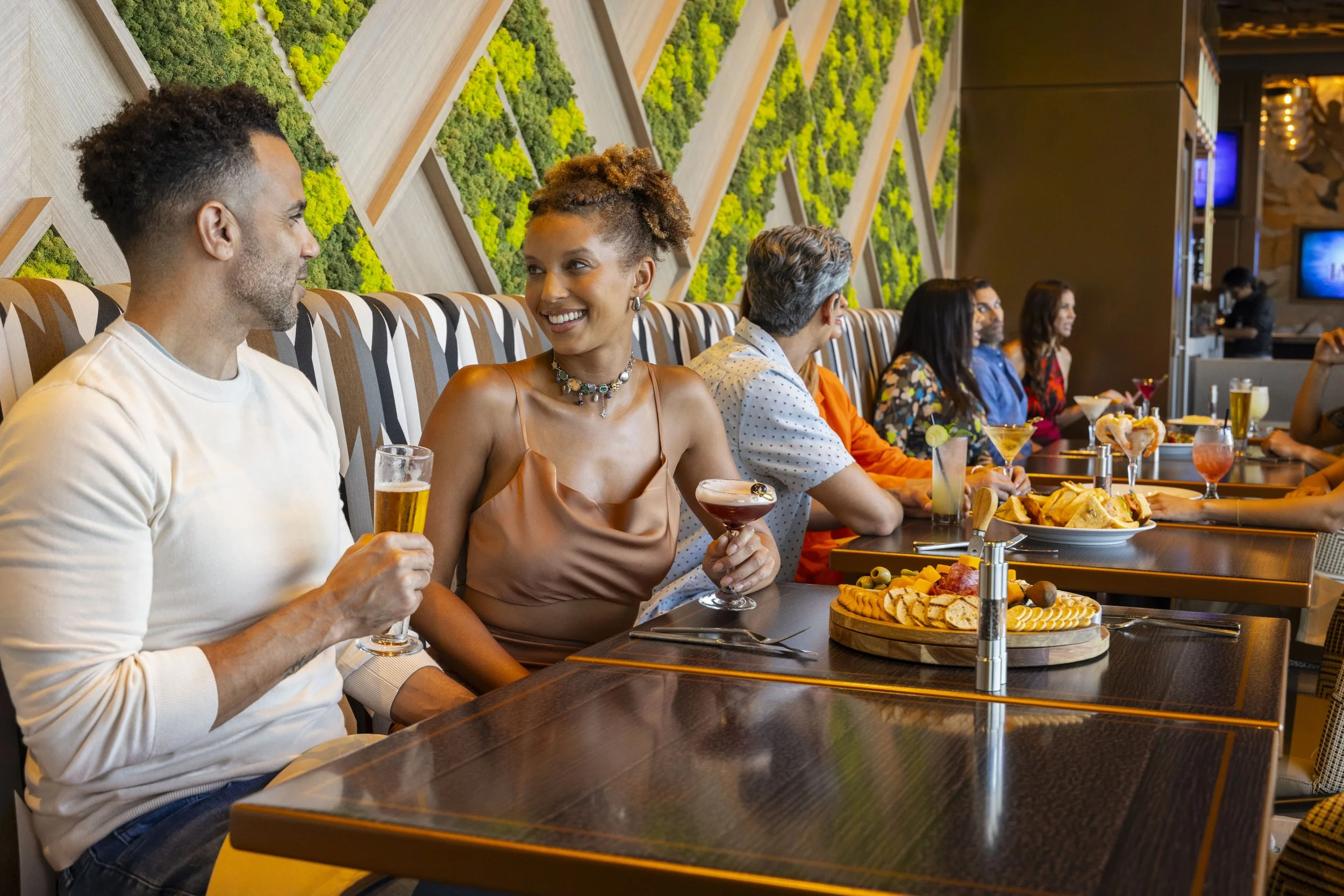 Jamul_LobbyDining1_46821_RT1.jpg