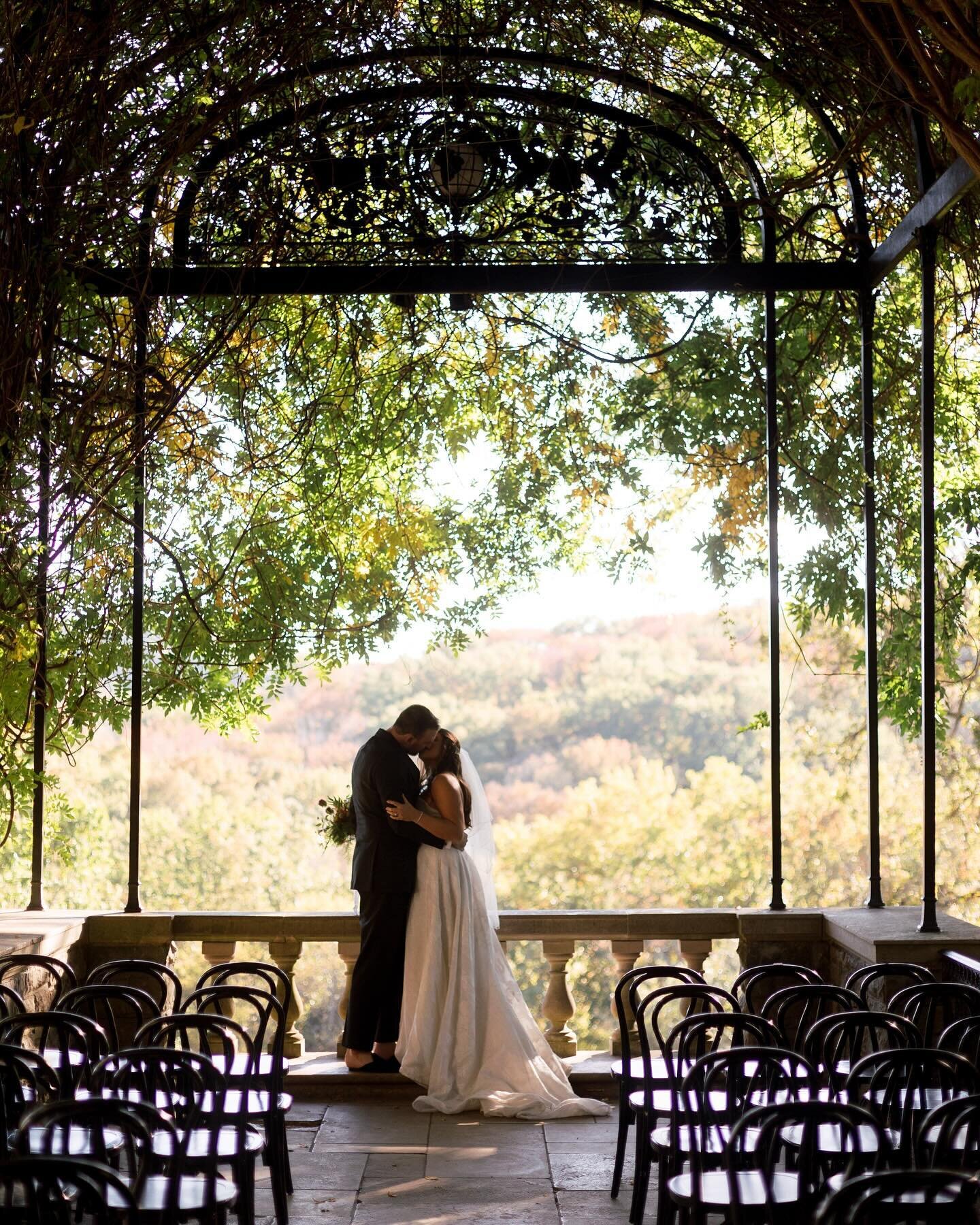 Cheekwood in the fall needs no embellishment, but adding these sweet little aisle pieces brought a bit of the garden up onto the terrace.
&bull;
Planner: @jessicasloane 
Photographer: @kristinsweetingphotography 
Florals: @e.floral_design 
Venue: @ch