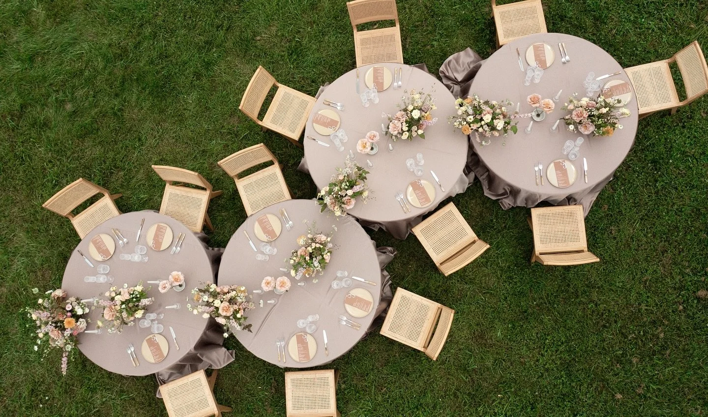 Loved seeing this tablescape from the sky! @weaver__media let me borrow his monitor so I could adjust the centerpieces to get that curve just right. 10/10 would recommend placing arrangements via drone view.
&bull;
Venue: @ravenswoodmansion
Planning: