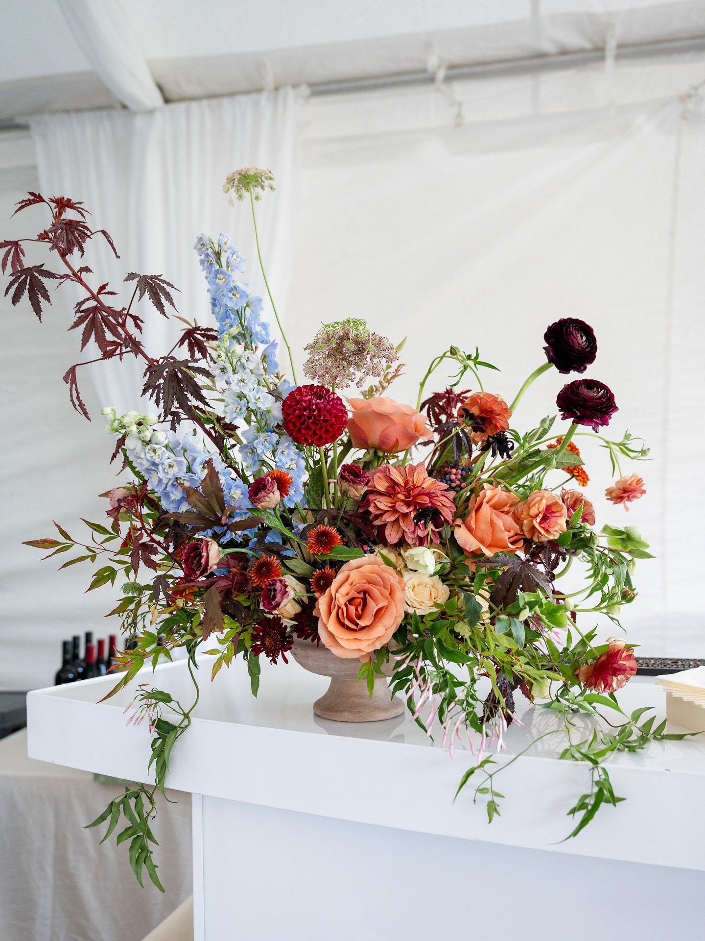 Sorry, @pantone, I&rsquo;m manifesting all the bold + layered palettes for 2026. (And the calendar is filling up fast, so inquire now!) 
&bull;
Photographer: @rebeccamusayev
&bull;
#nashvillewedding #eventflorist #nashvilleweddingflorist #floraldesig