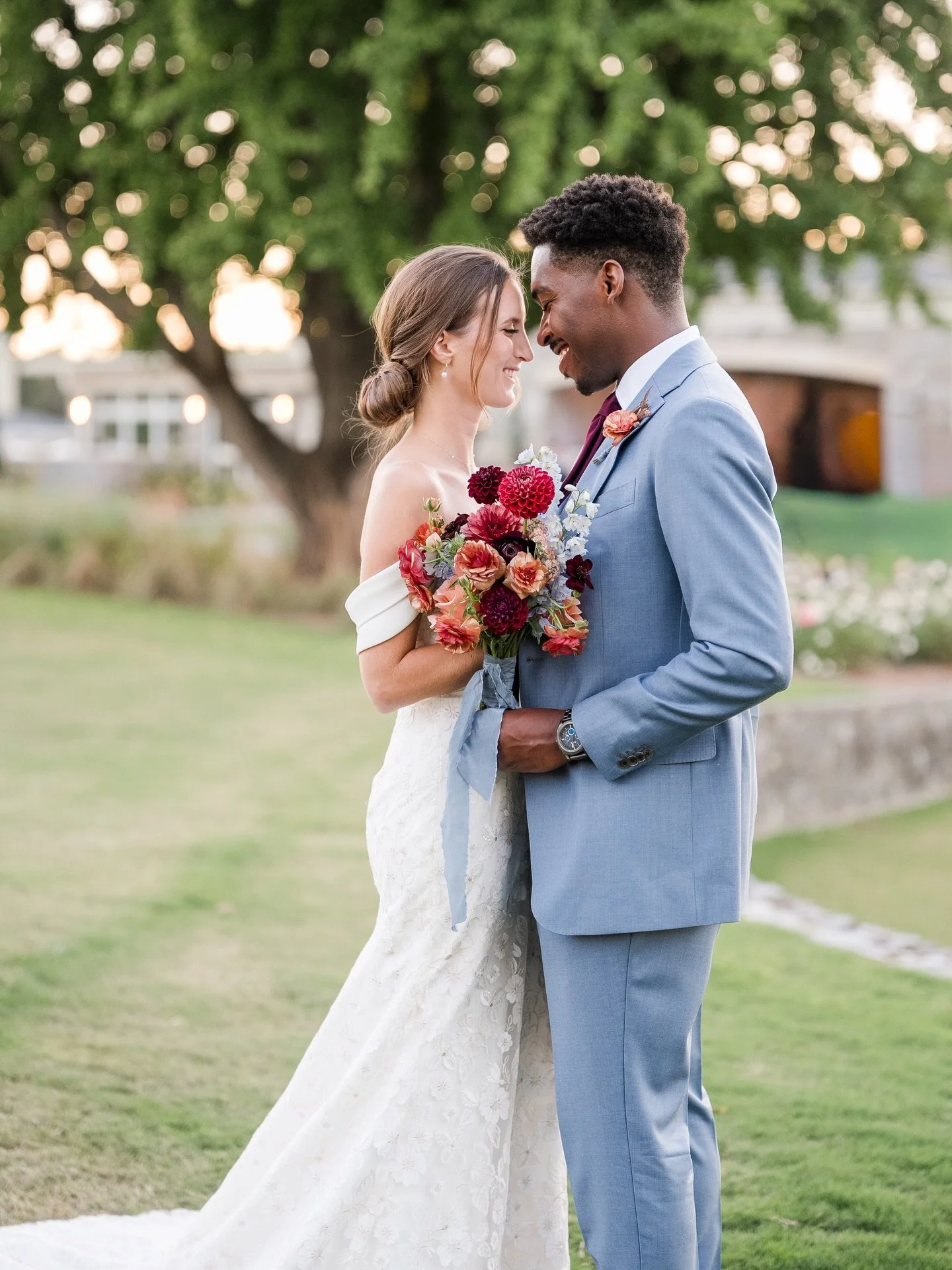Those golden hour &lsquo;we just got married&rsquo; portraits will always be my favorite. 
&bull;
Photographer: @rebeccamusayev 
Venue: @hillwoodcc 
&bull;
#nashvillewedding #nashvilleweddingflorist #2026bride #eventflorist #bridalbouquet