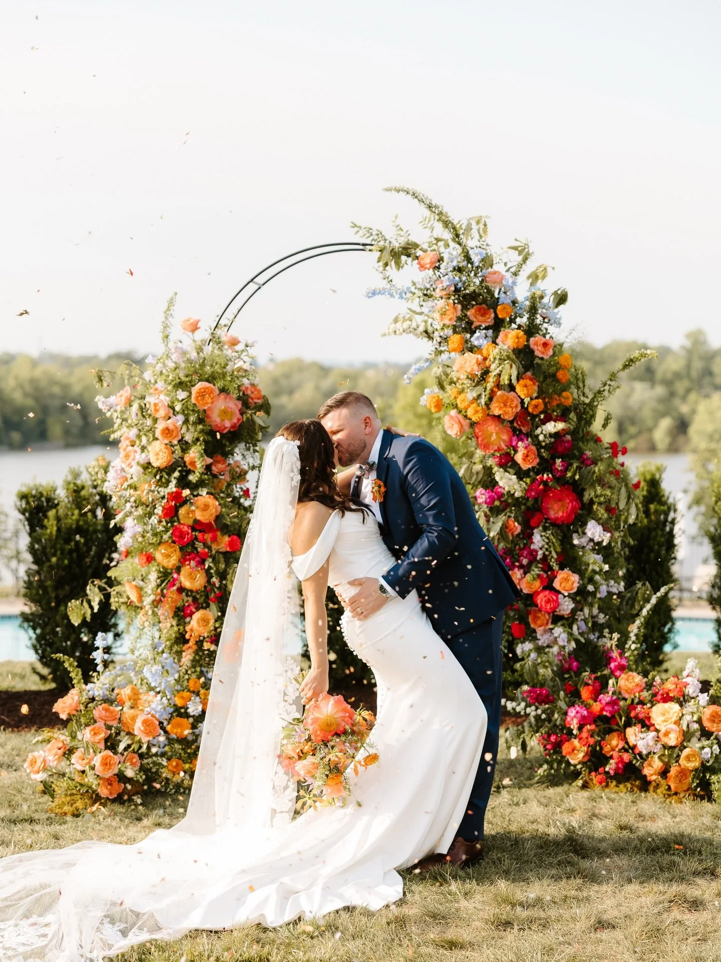 Unpopular opinion: your flowers don&rsquo;t have to match your venue.

The best designs create a conversation with the space, not disappear into it. 

Some of my favorite weddings are the ones that surprise you: 

A manicured lawn and classic columns