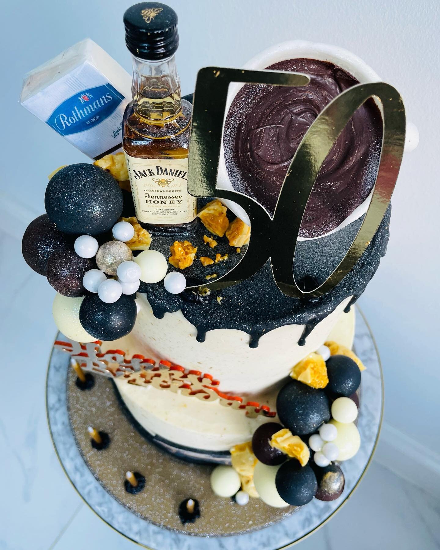 Dad&rsquo;s Faves! 

#cakes #cakestagram #cakedecorating #cakedecorating #dadscake #cakefordads #birthdaycake #cakes #dripcakes #buttercreamcake #whiskycake #jackdaniels