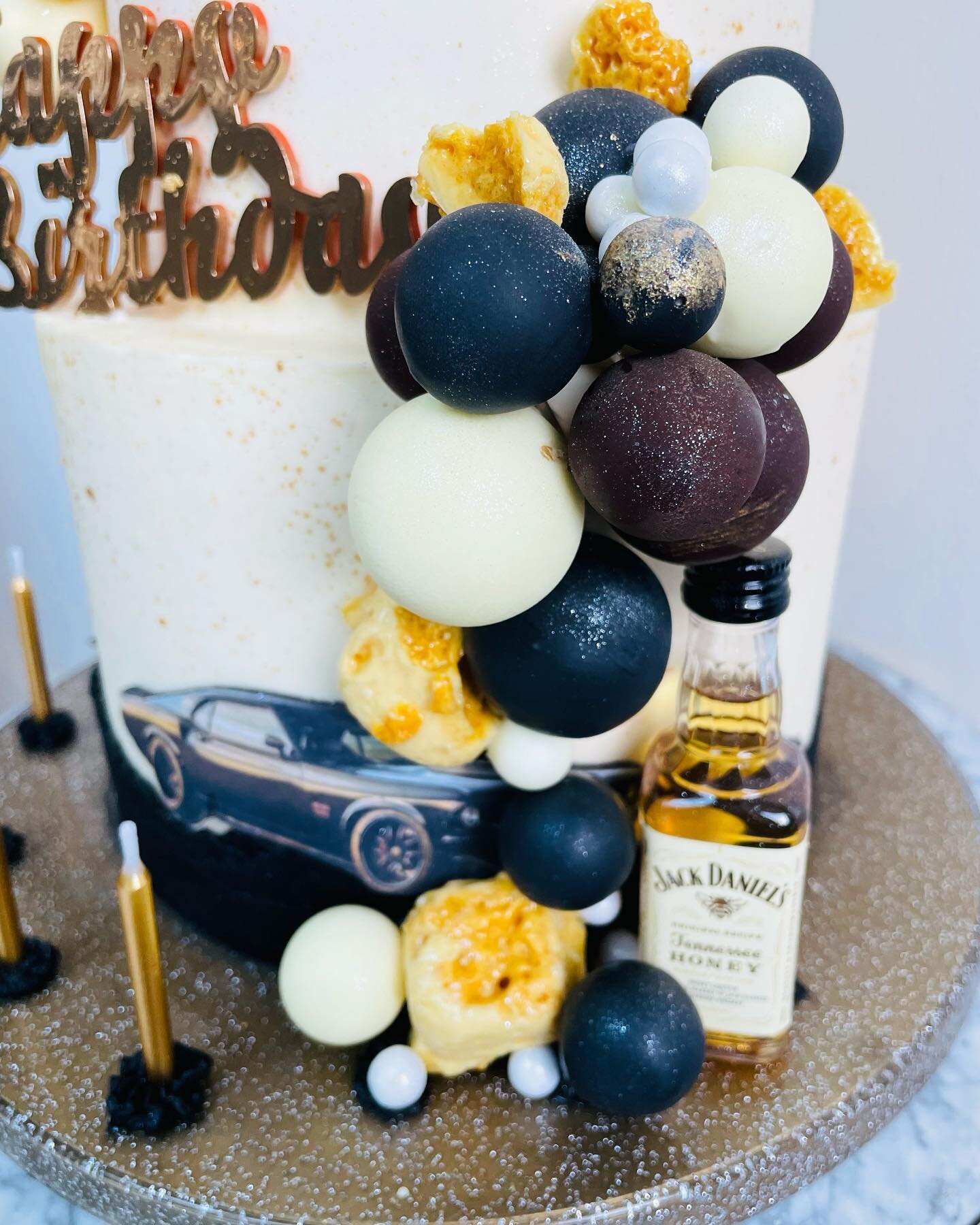 Dad&rsquo;s Faves! 

#cakes #cakestagram #cakedecorating #cakedecorating #dadscake #cakefordads #birthdaycake #cakes #dripcakes #buttercreamcake #whiskycake #jackdaniels