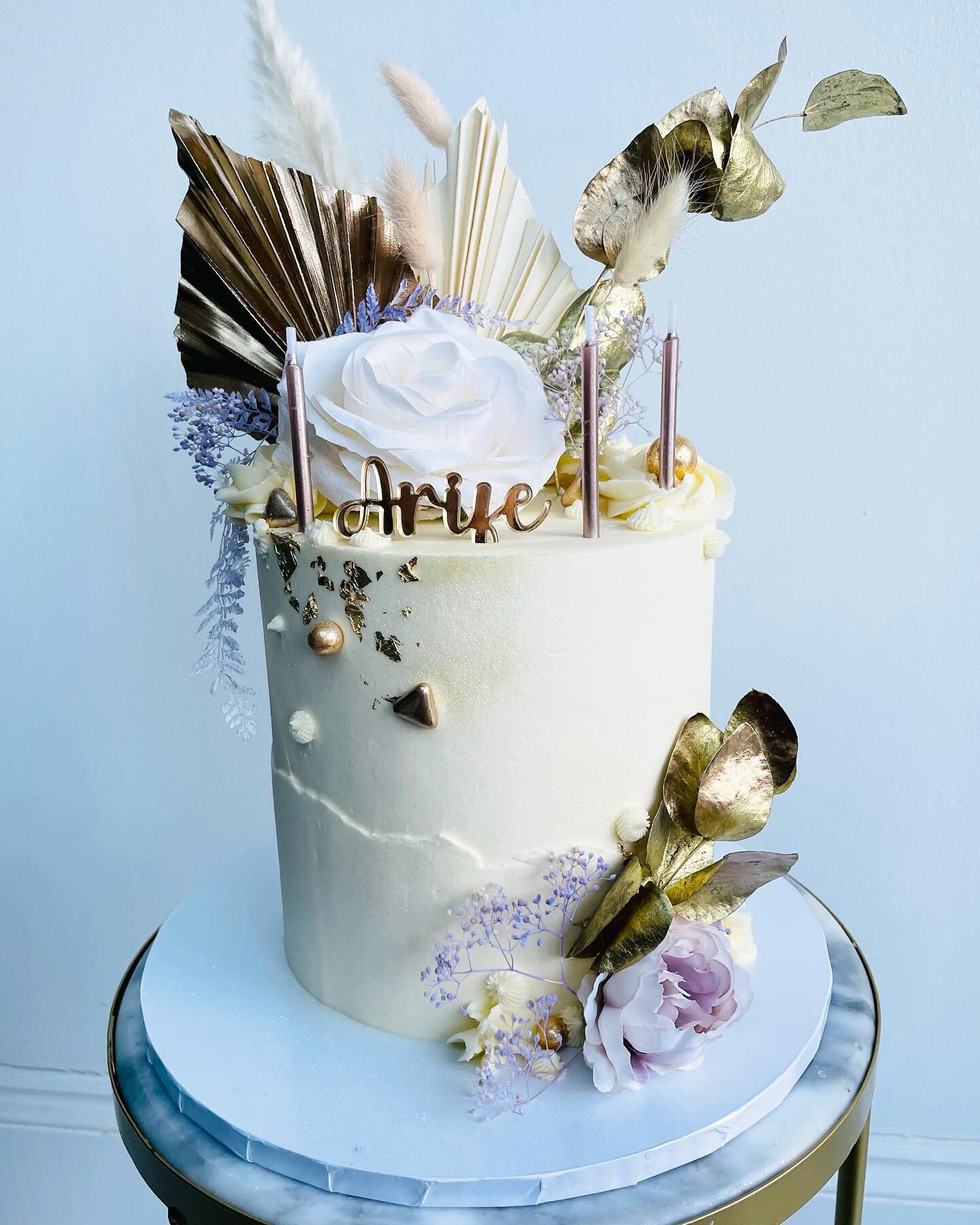 🤍 

#buttercream #buttercreamcake #blooms #birthday #birthdaygirl #cake #birthdaycake #cakedecorating #cakeideas #cakeoftheday #goldleaf #rusticcake #cakes