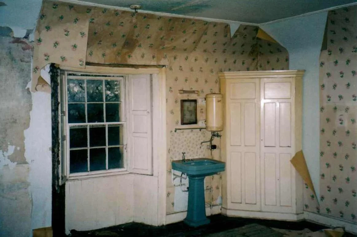 old bedroom needing renovation