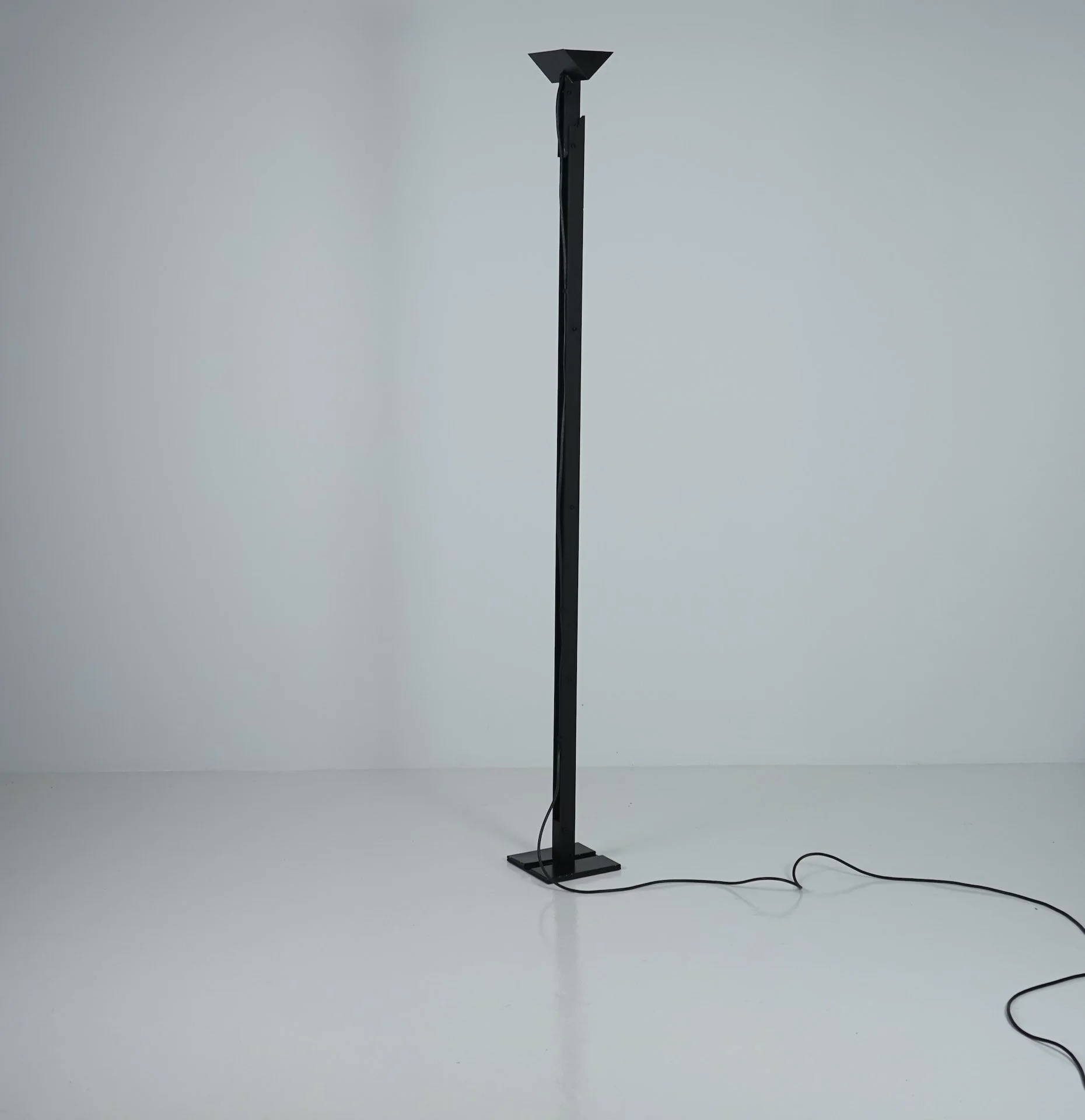 kru-kiterra-floor-lamp-tiziano-inguanotto-sem-luci 5969.jpg