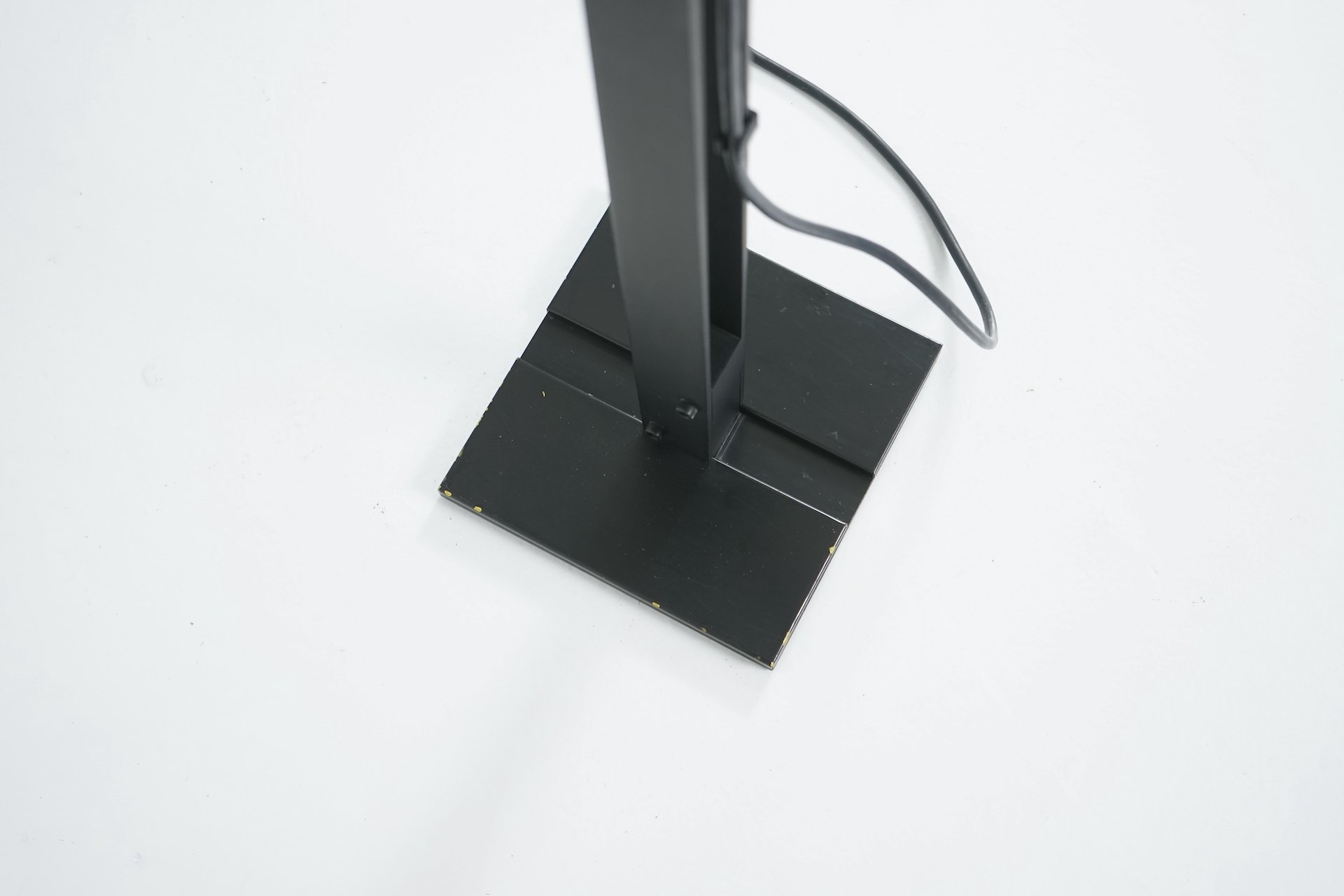 kru-kiterra-floor-lamp-tiziano-inguanotto-sem-luci 5971.JPG
