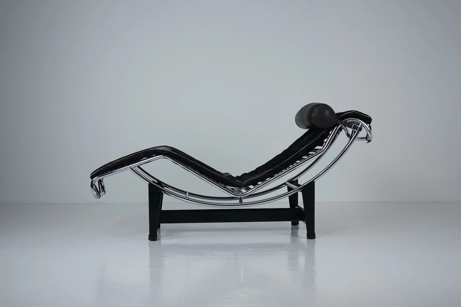 Black Fur LC4 Chaise Longue by Le Corbusier & Pierre Jeanneret for Cassina 7803.JPG
