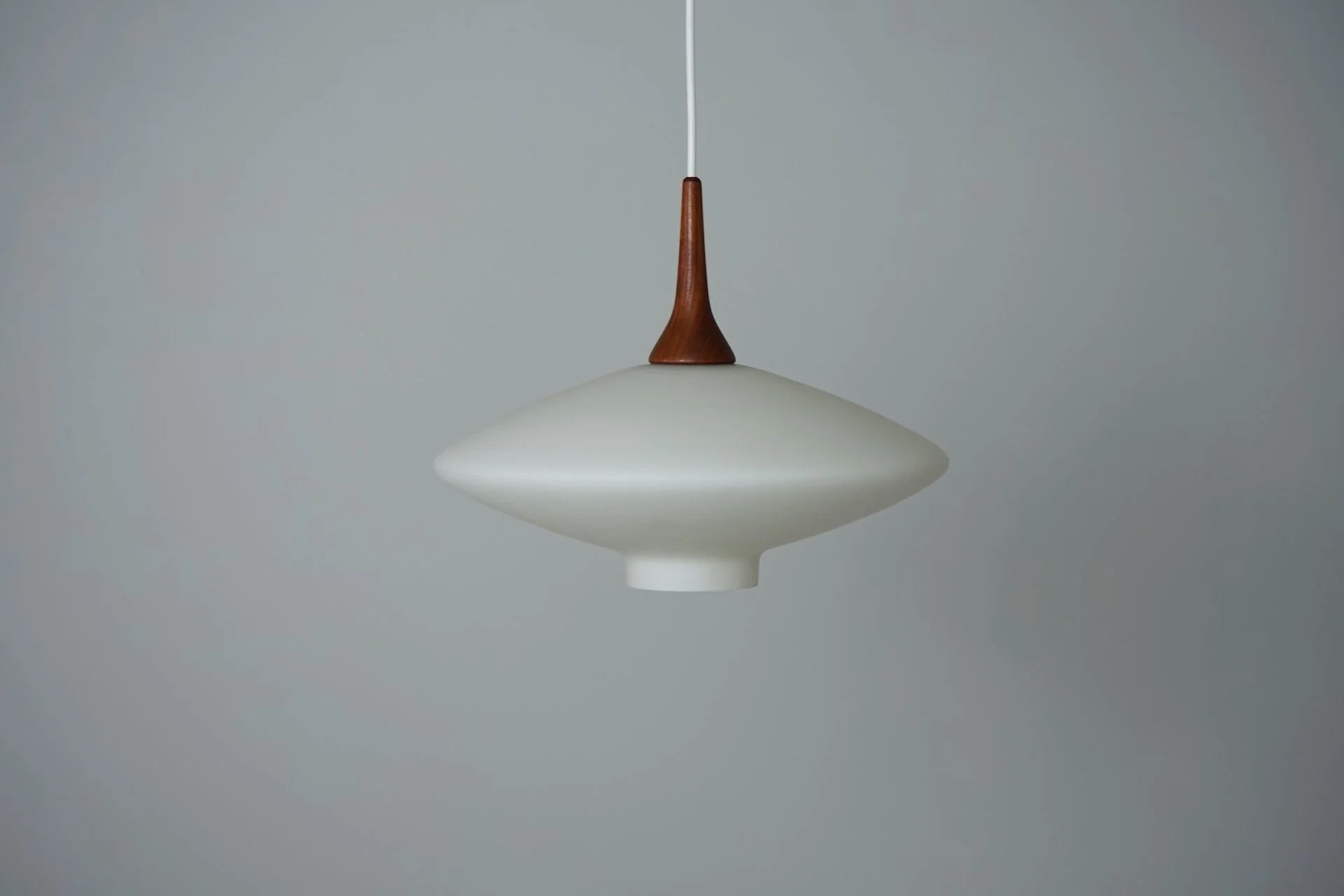 Dänische Mid-Century Modern UFO Lampe aus Opalglas & Teak, 1960er  4279.JPG