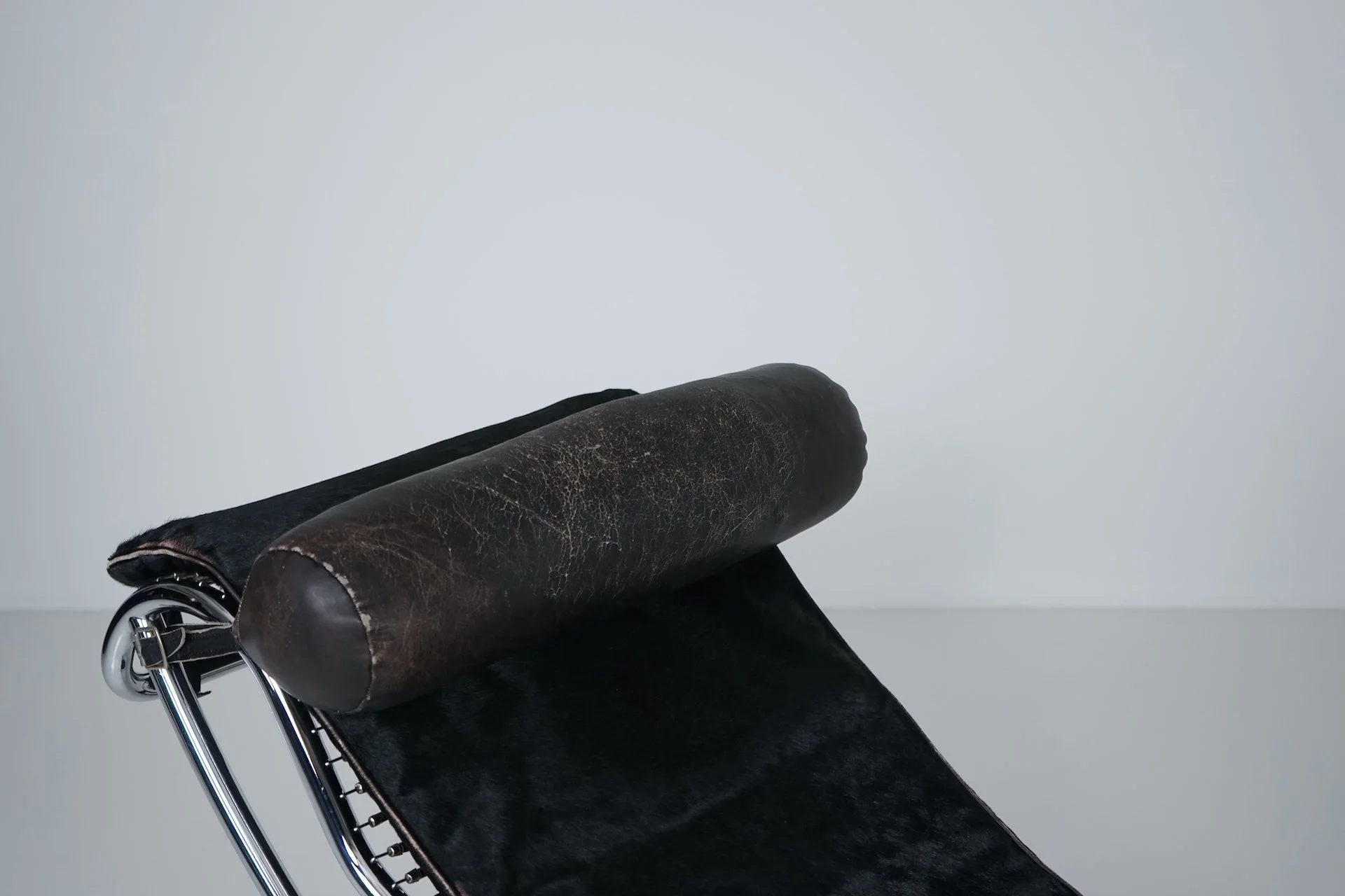 Black Fur LC4 Chaise Longue by Le Corbusier & Pierre Jeanneret for Cassina 7814.JPG