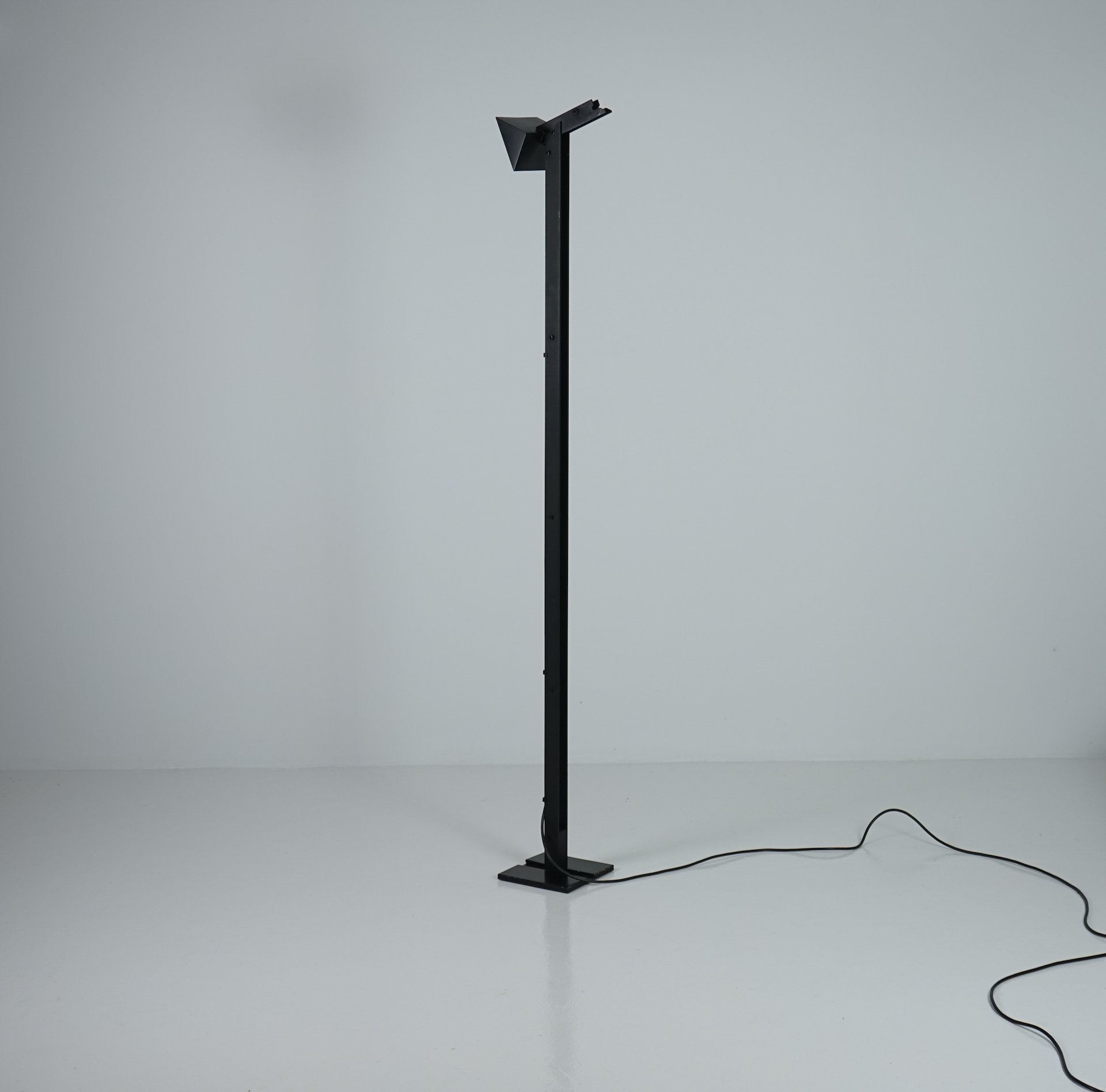 kru-kiterra-floor-lamp-tiziano-inguanotto-sem-luci 5961.jpg