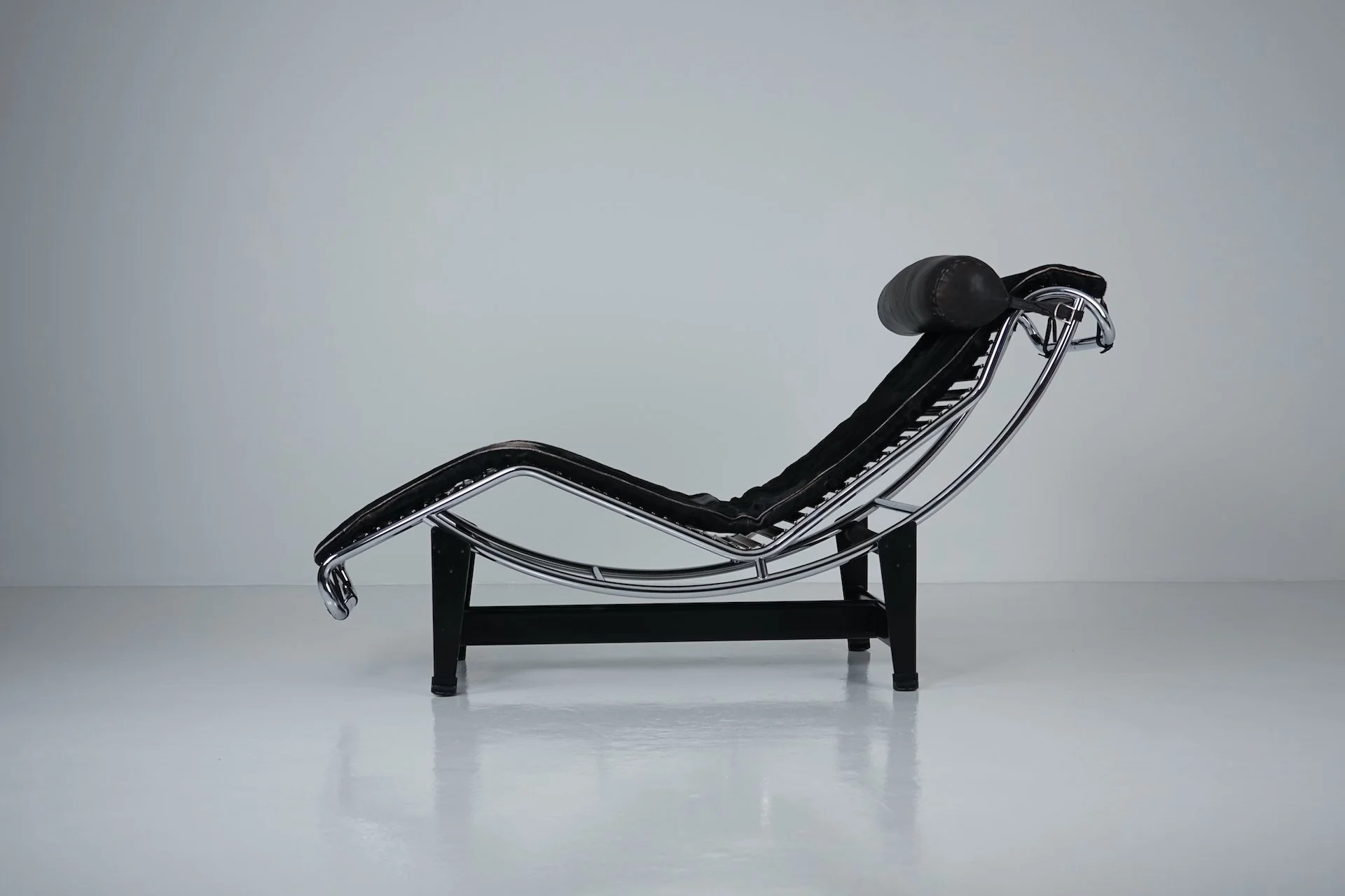 Black Fur LC4 Chaise Longue by Le Corbusier & Pierre Jeanneret for Cassina 7804.JPG