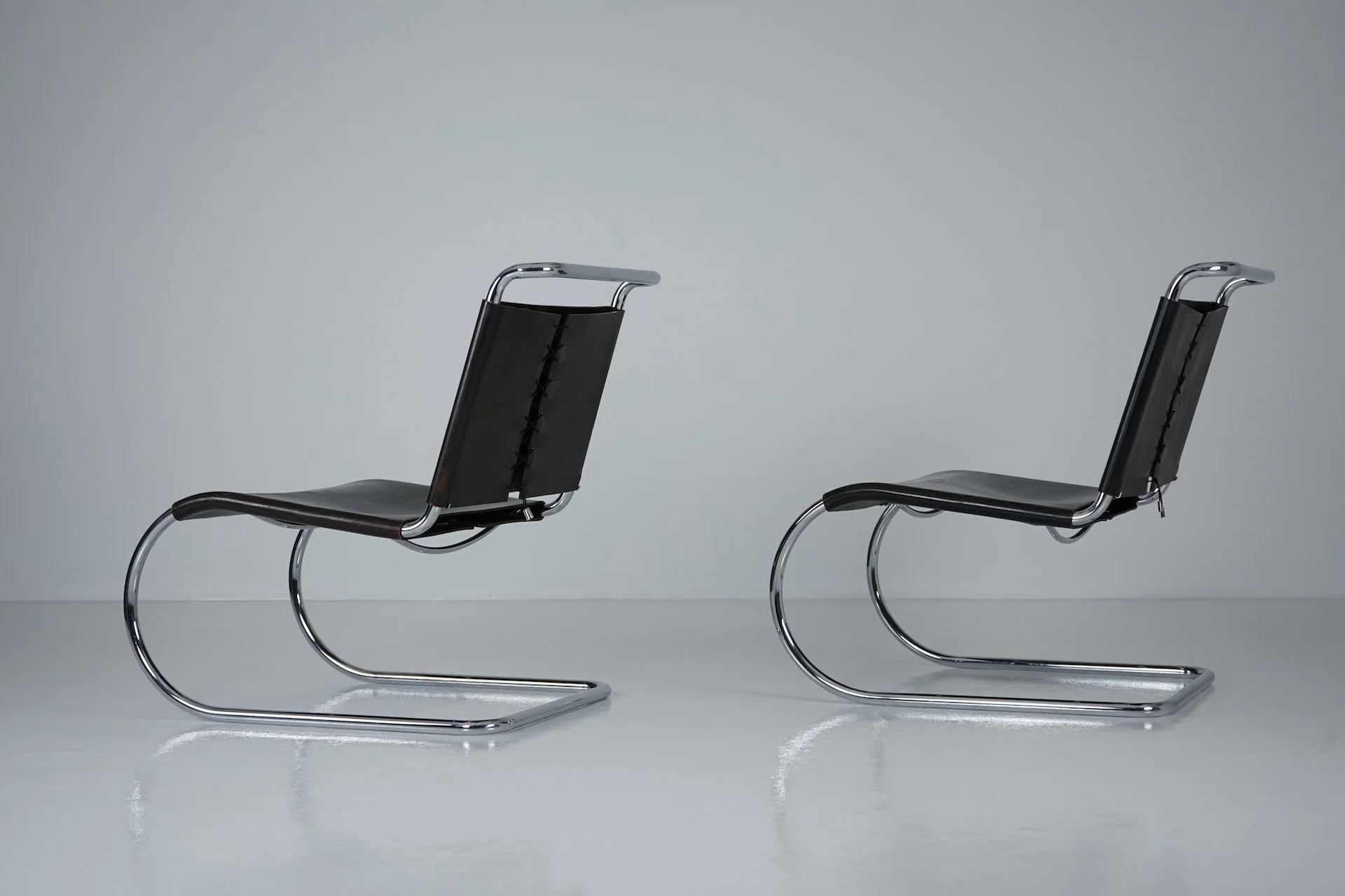 MR30 Stahlrohrsessel mit schwarzem Leder von Ludwig Mies van der Rohe für Knoll, Set of 2 477.JPG