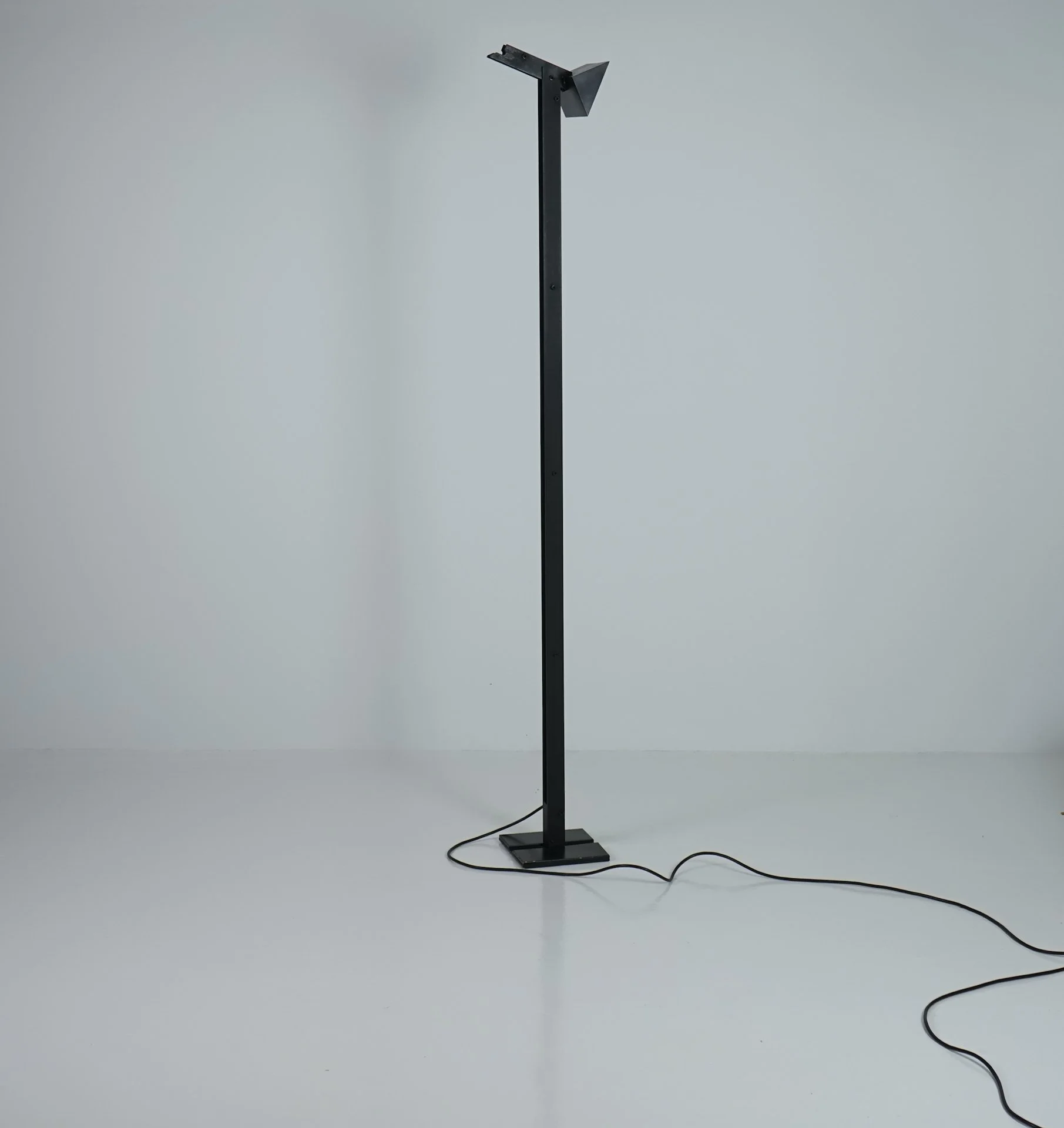 kru-kiterra-floor-lamp-tiziano-inguanotto-sem-luci 5967.jpg