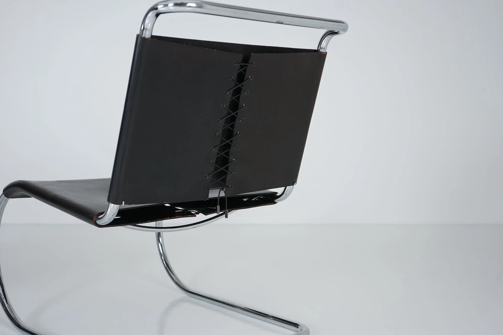 MR30 Stahlrohrsessel mit schwarzem Leder von Ludwig Mies van der Rohe für Knoll, Set of 2 489.JPG