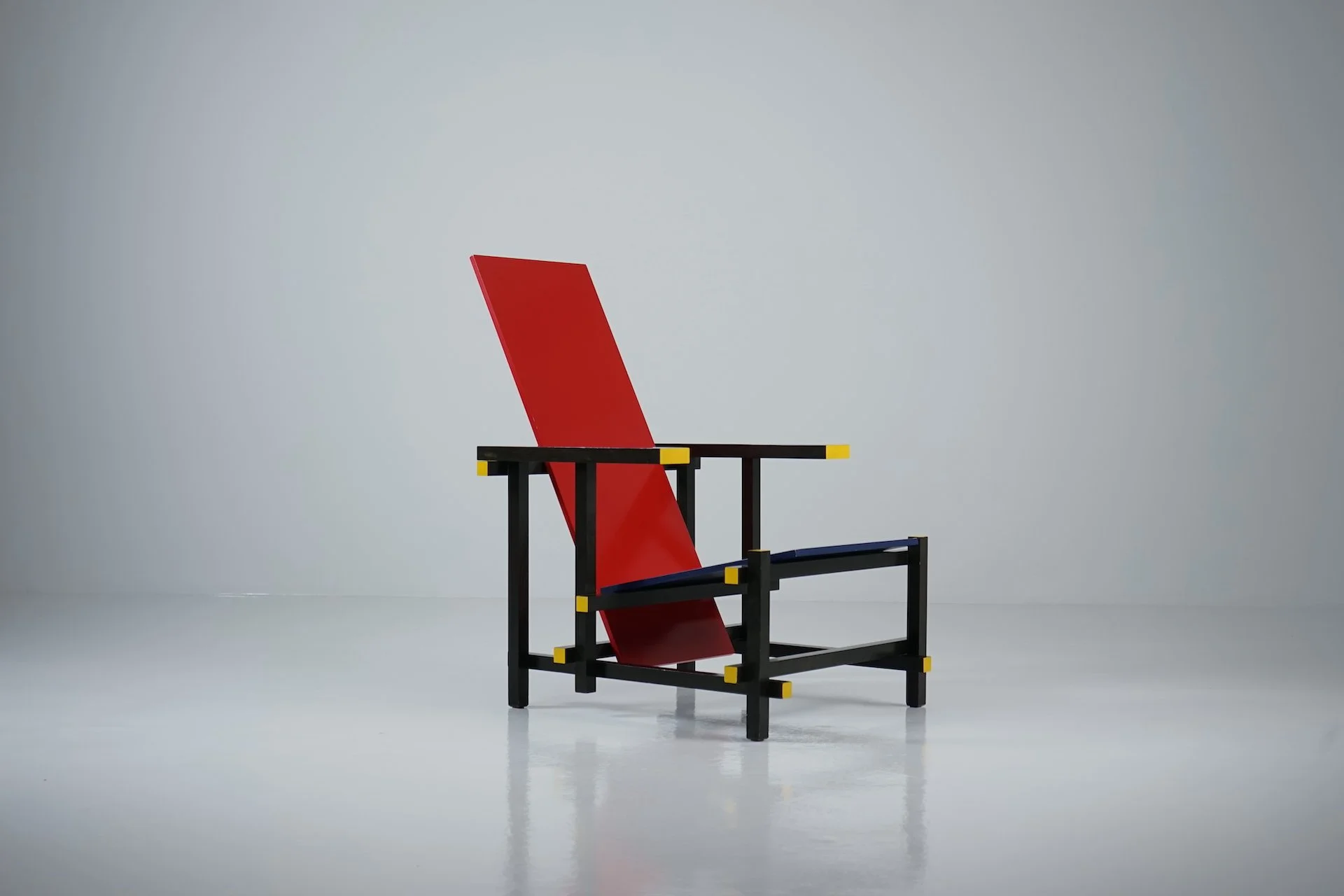 Red And Blue Arm Chair by Gerrit Rietveld for Cassina 545.JPG