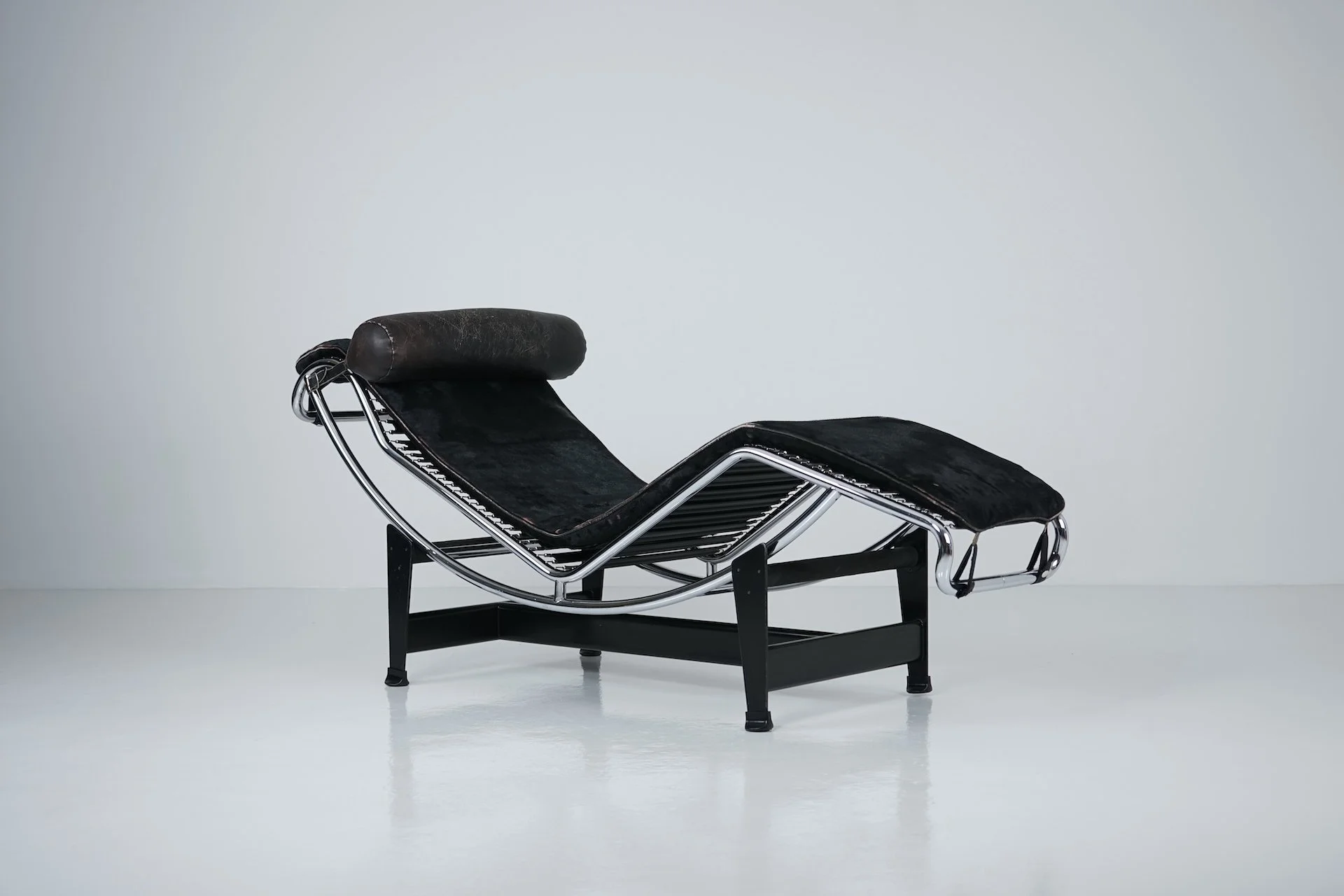 Black Fur LC4 Chaise Longue by Le Corbusier & Pierre Jeanneret for Cassina 7810.JPG