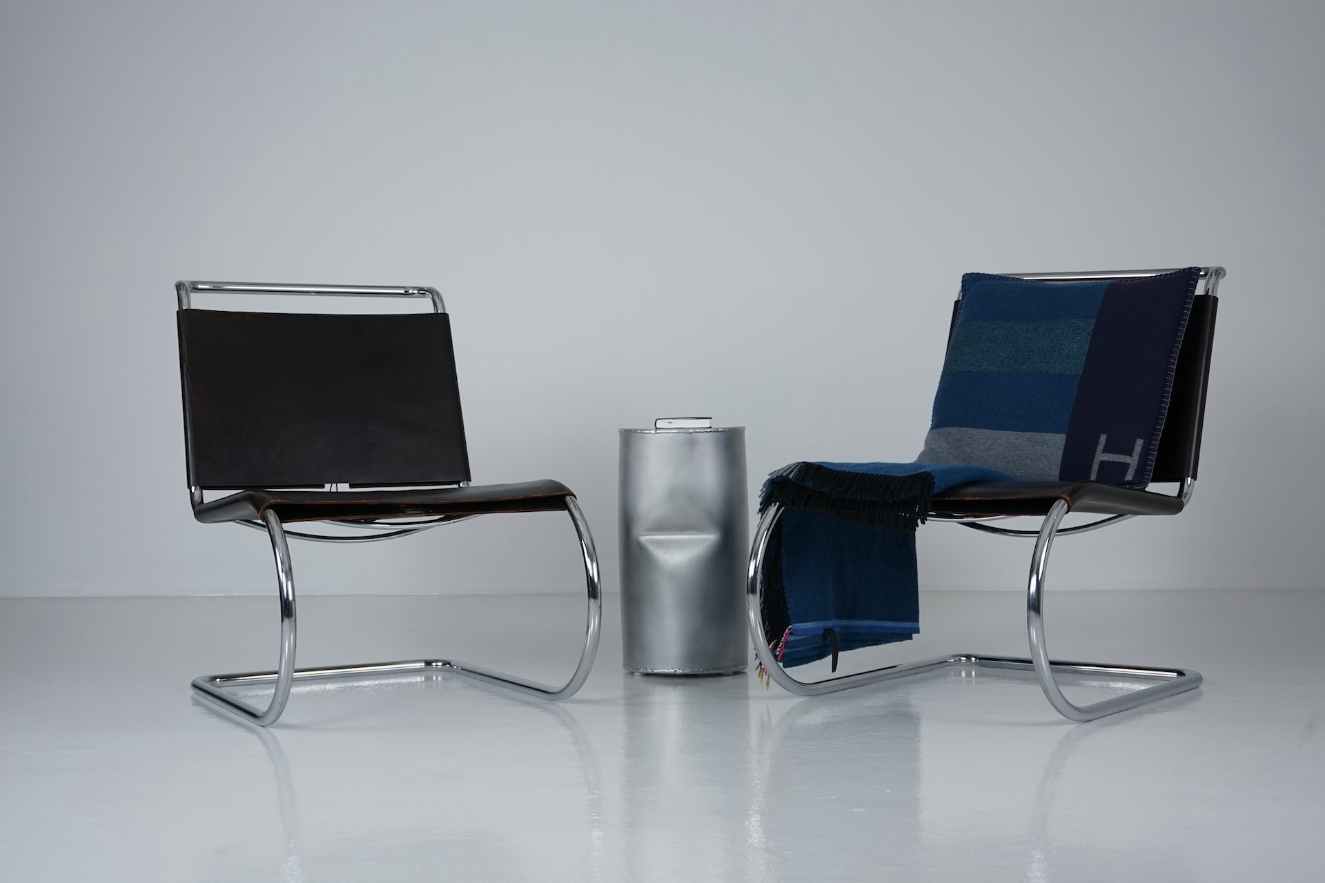 MR30 Stahlrohrsessel mit schwarzem Leder von Ludwig Mies van der Rohe für Knoll, Set of 2 470.JPG