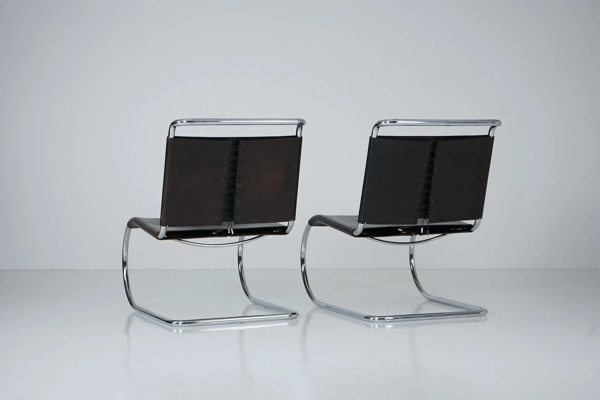MR30 Stahlrohrsessel mit schwarzem Leder von Ludwig Mies van der Rohe für Knoll, Set of 2 485.JPG