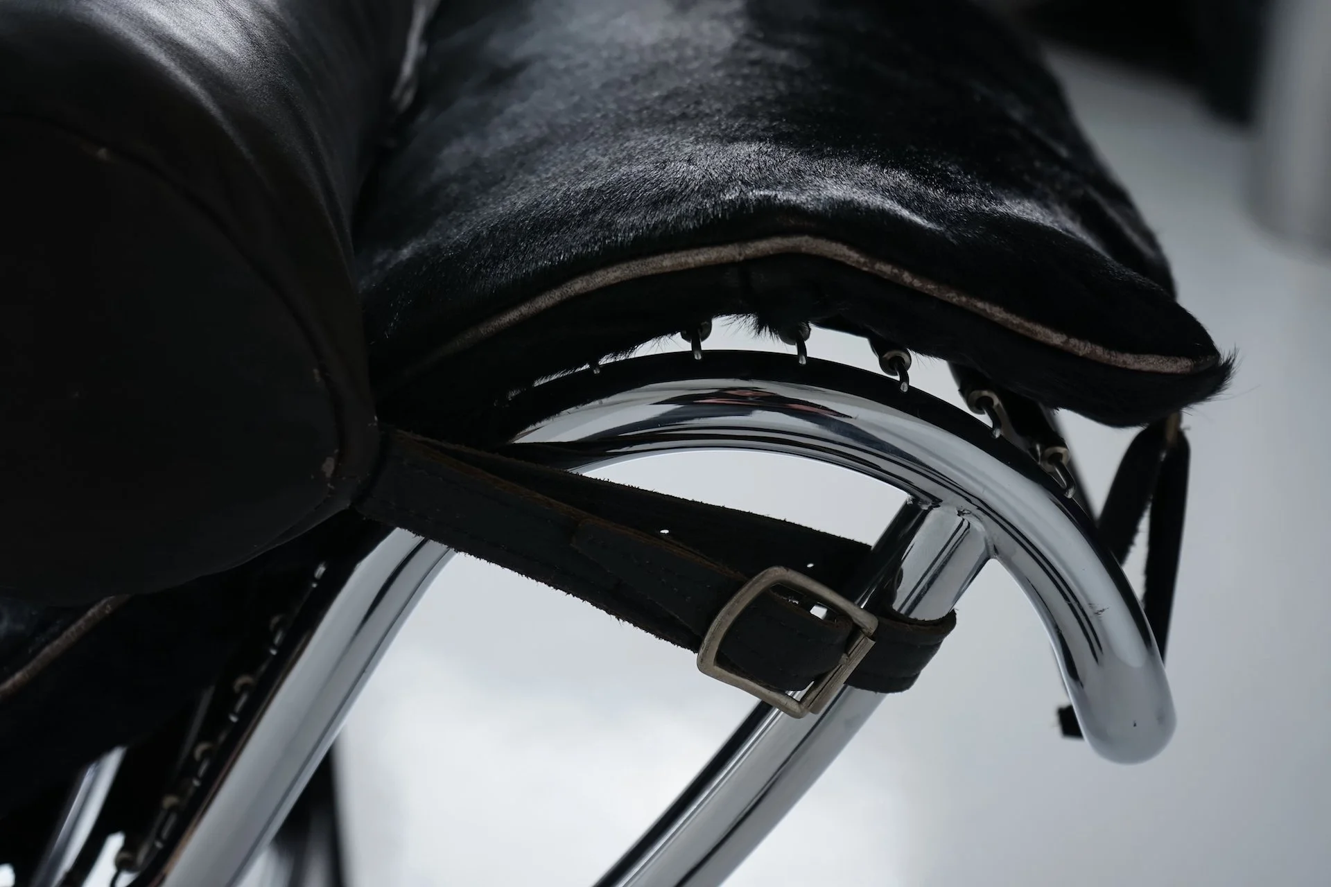 Black Fur LC4 Chaise Longue by Le Corbusier & Pierre Jeanneret for Cassina 7819.JPG