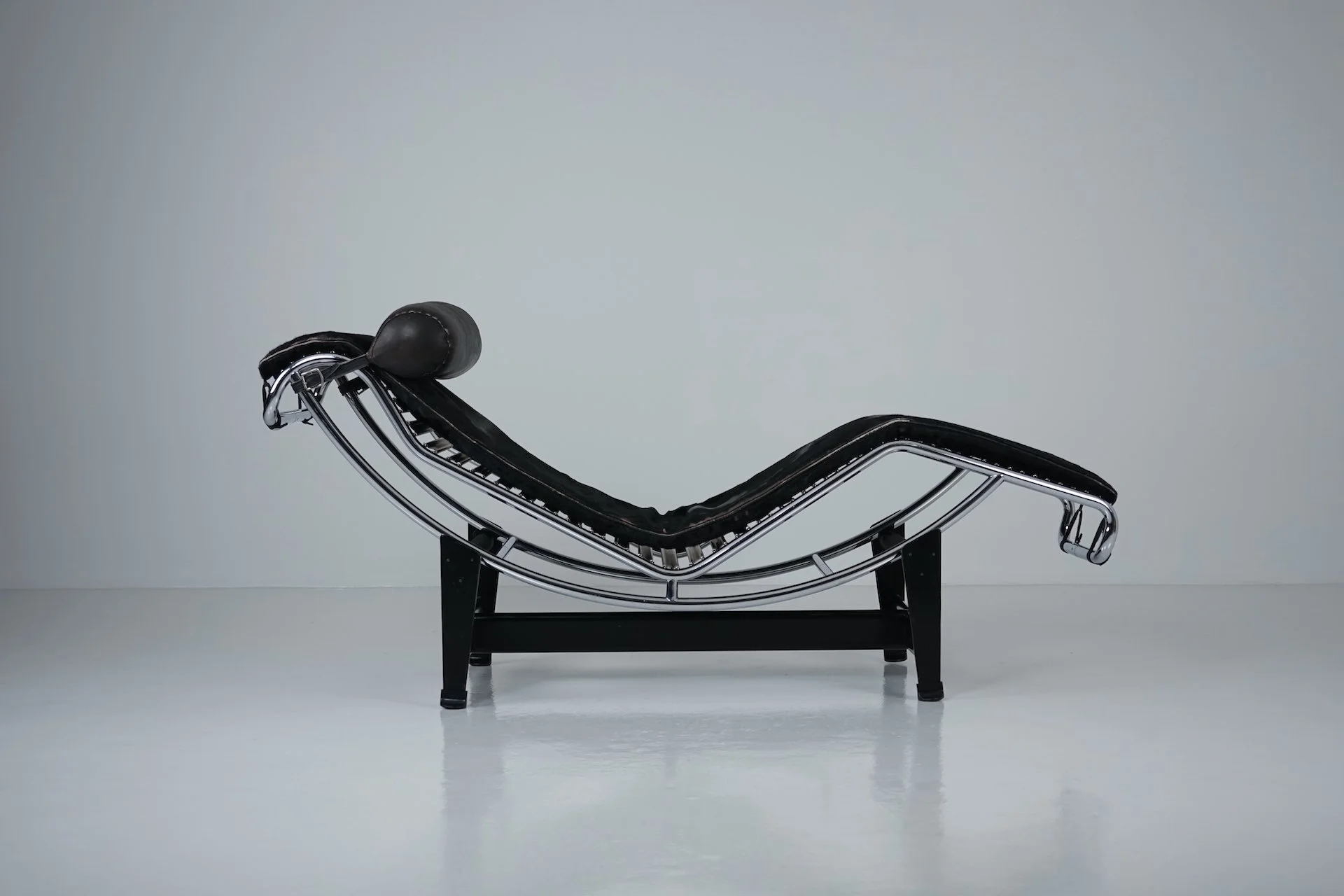 Black Fur LC4 Chaise Longue by Le Corbusier & Pierre Jeanneret for Cassina 7809.JPG