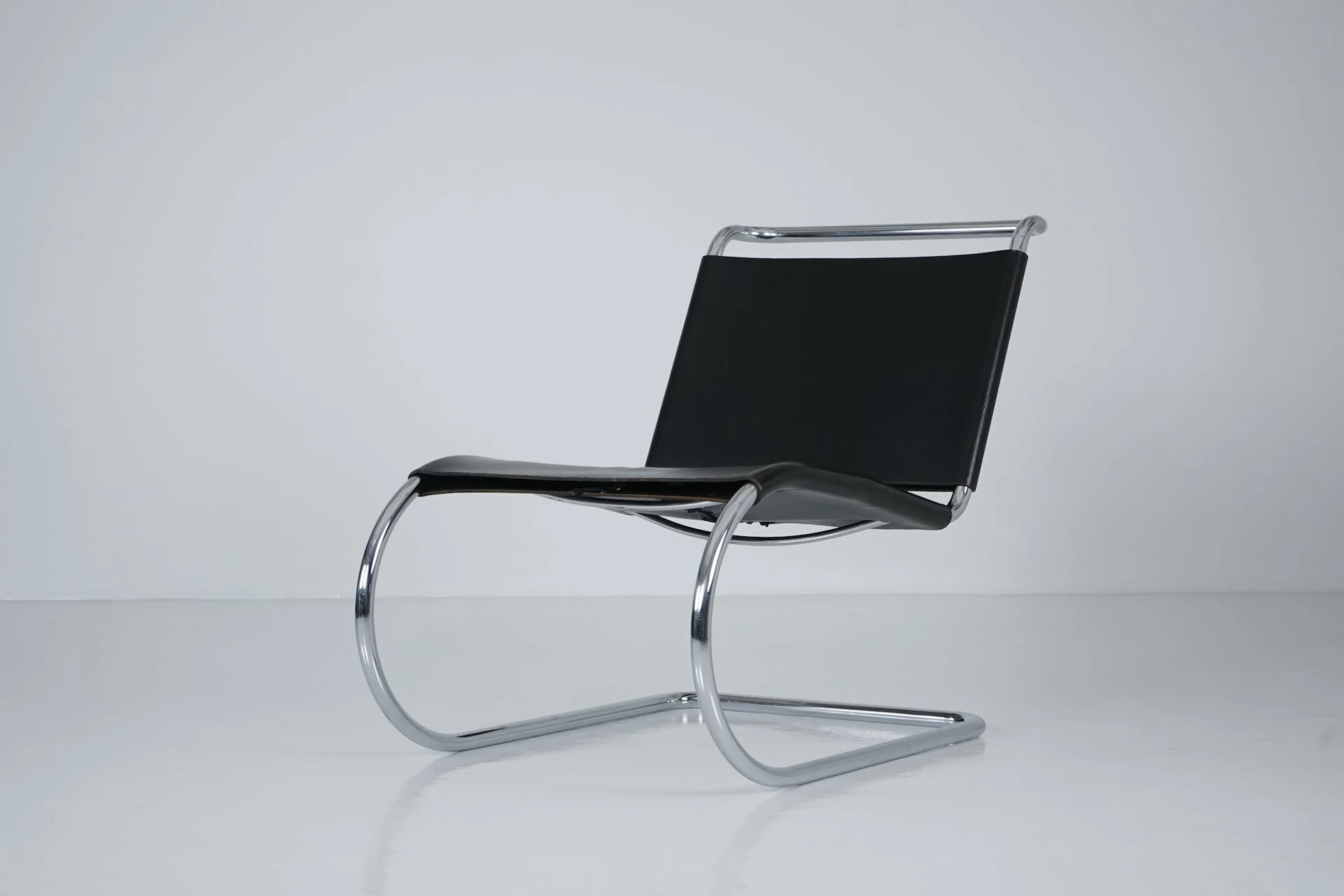 MR30:5 Tubular Steel Arm Chair by Ludwig Mies van der Rohe for Knoll 444.JPG