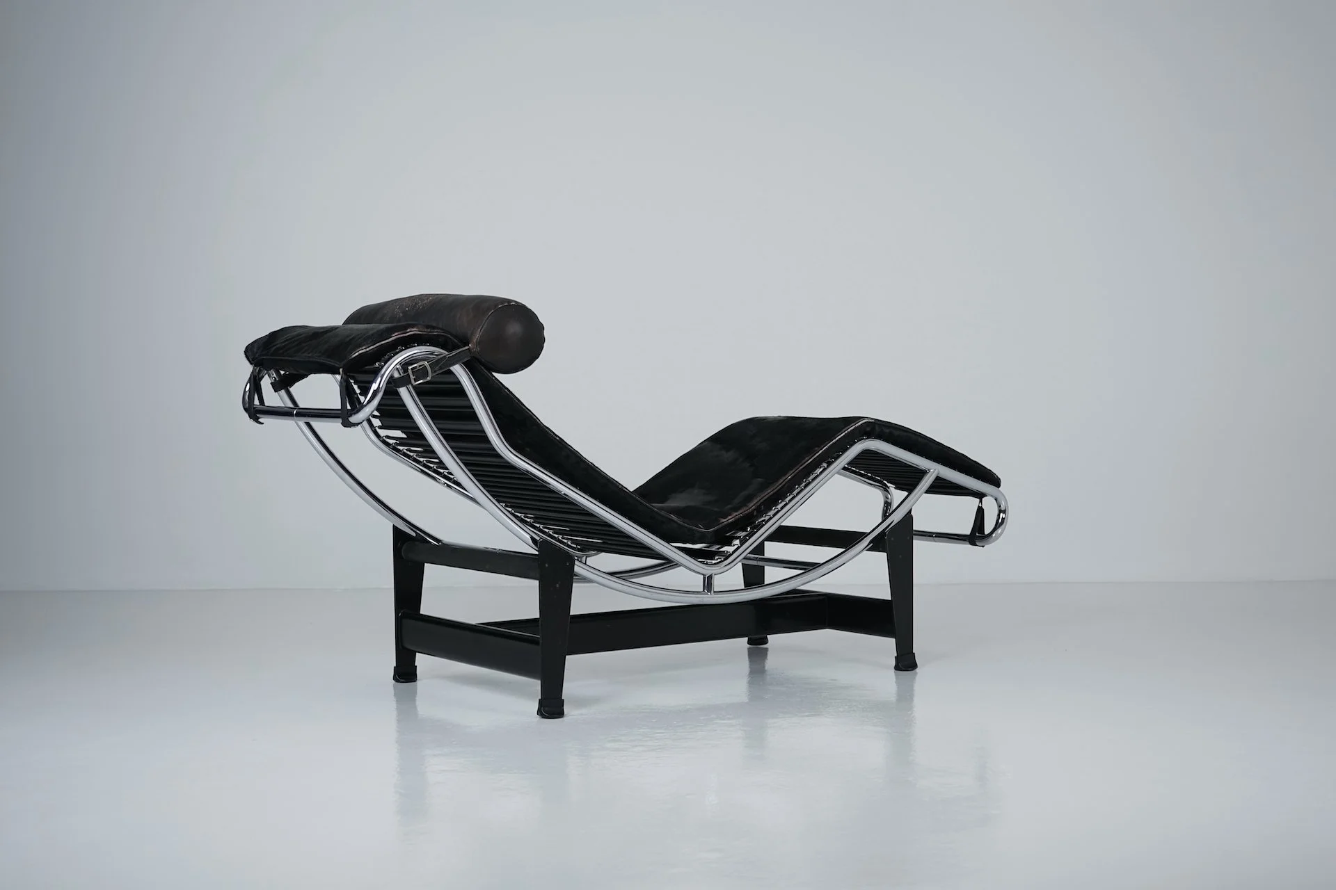 Black Fur LC4 Chaise Longue by Le Corbusier & Pierre Jeanneret for Cassina 7808.JPG