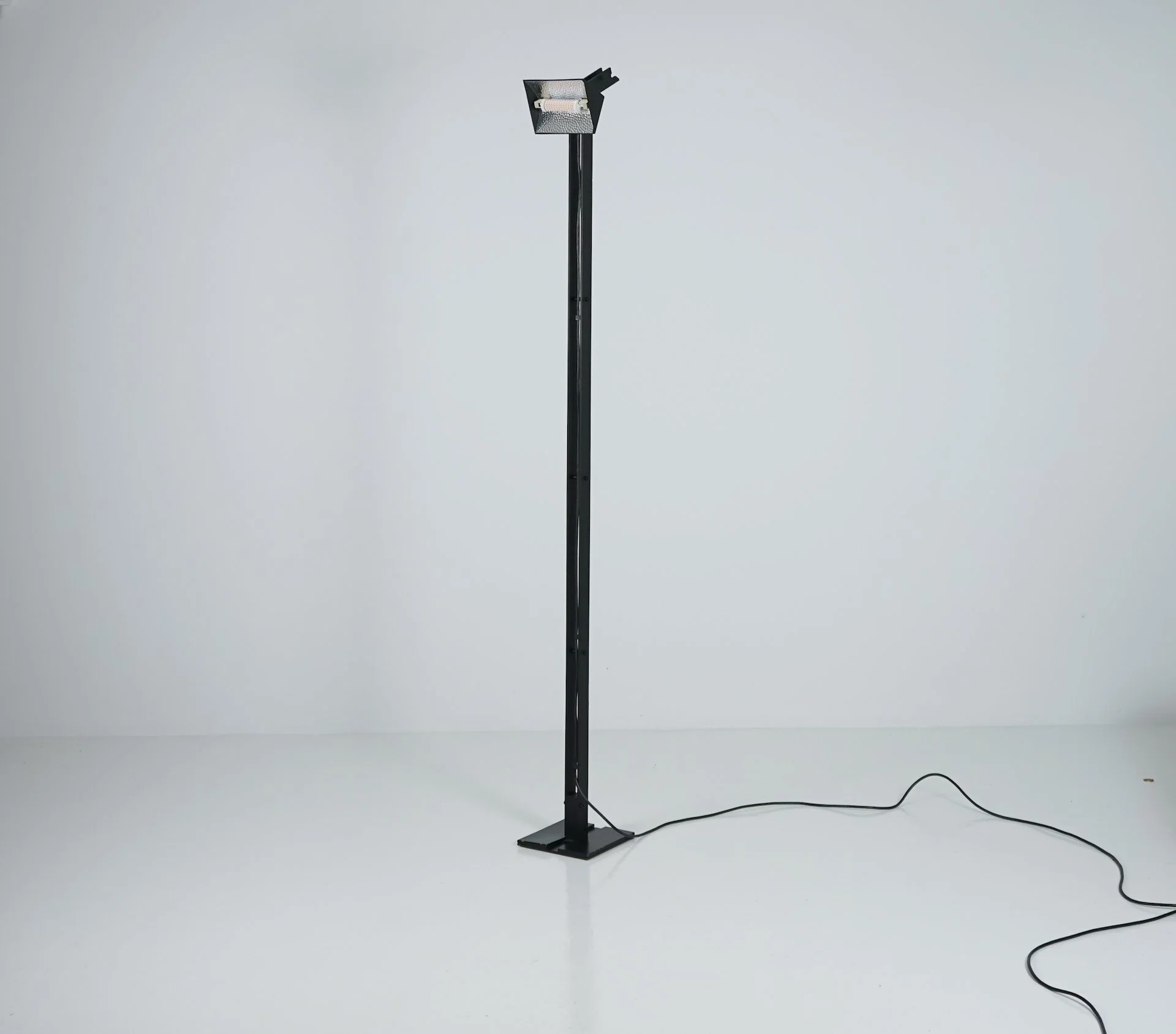 kru-kiterra-floor-lamp-tiziano-inguanotto-sem-luci 5959.jpg