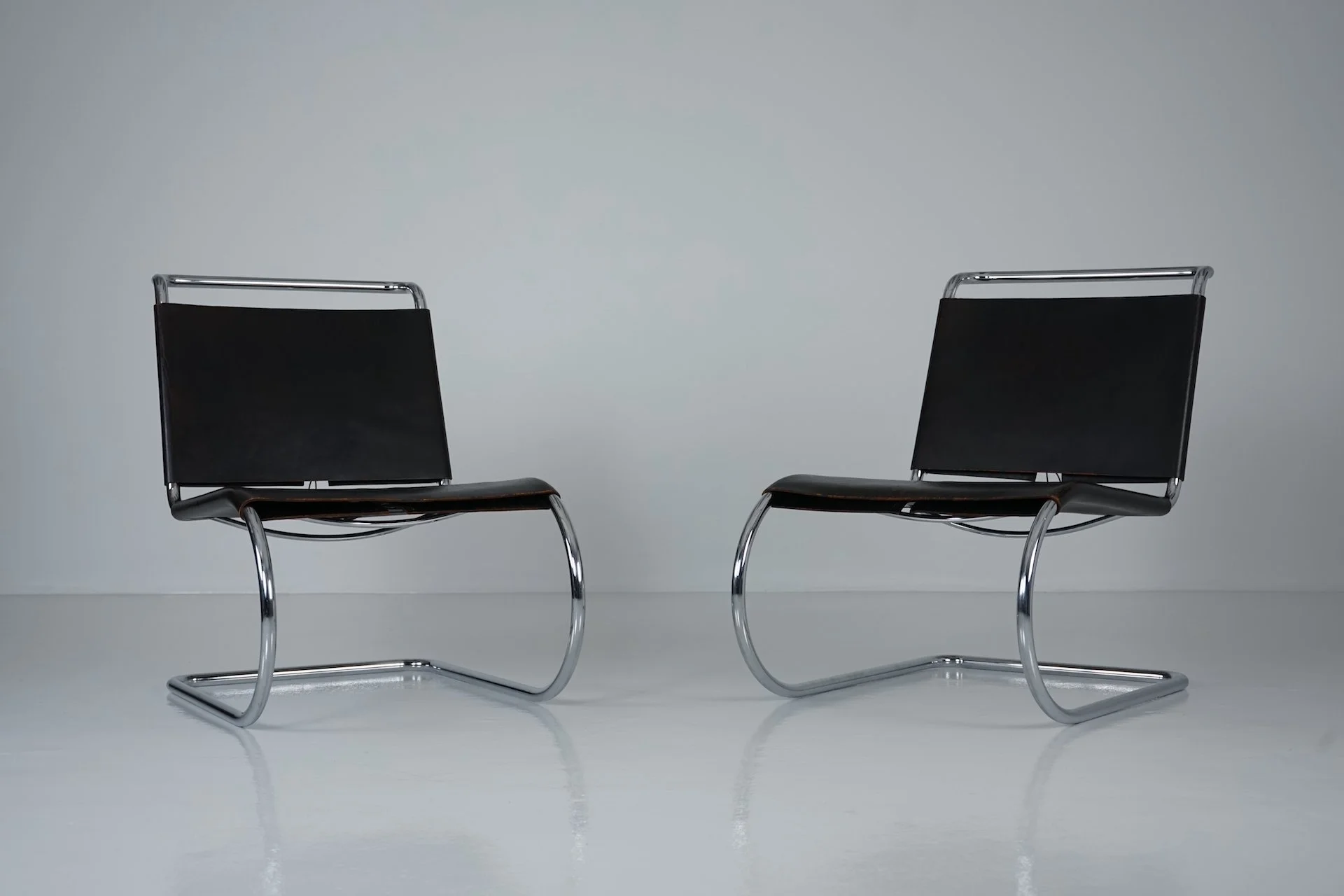 MR30 Stahlrohrsessel mit schwarzem Leder von Ludwig Mies van der Rohe für Knoll, Set of 2 472.JPG