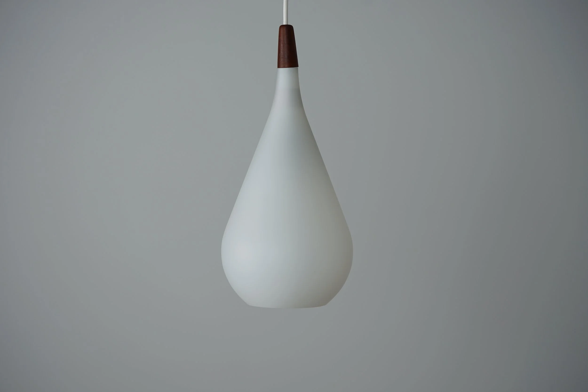 Dänische Mid-Century Modern Hängelampe aus Opalglas & Teak, 1960er  46.JPG