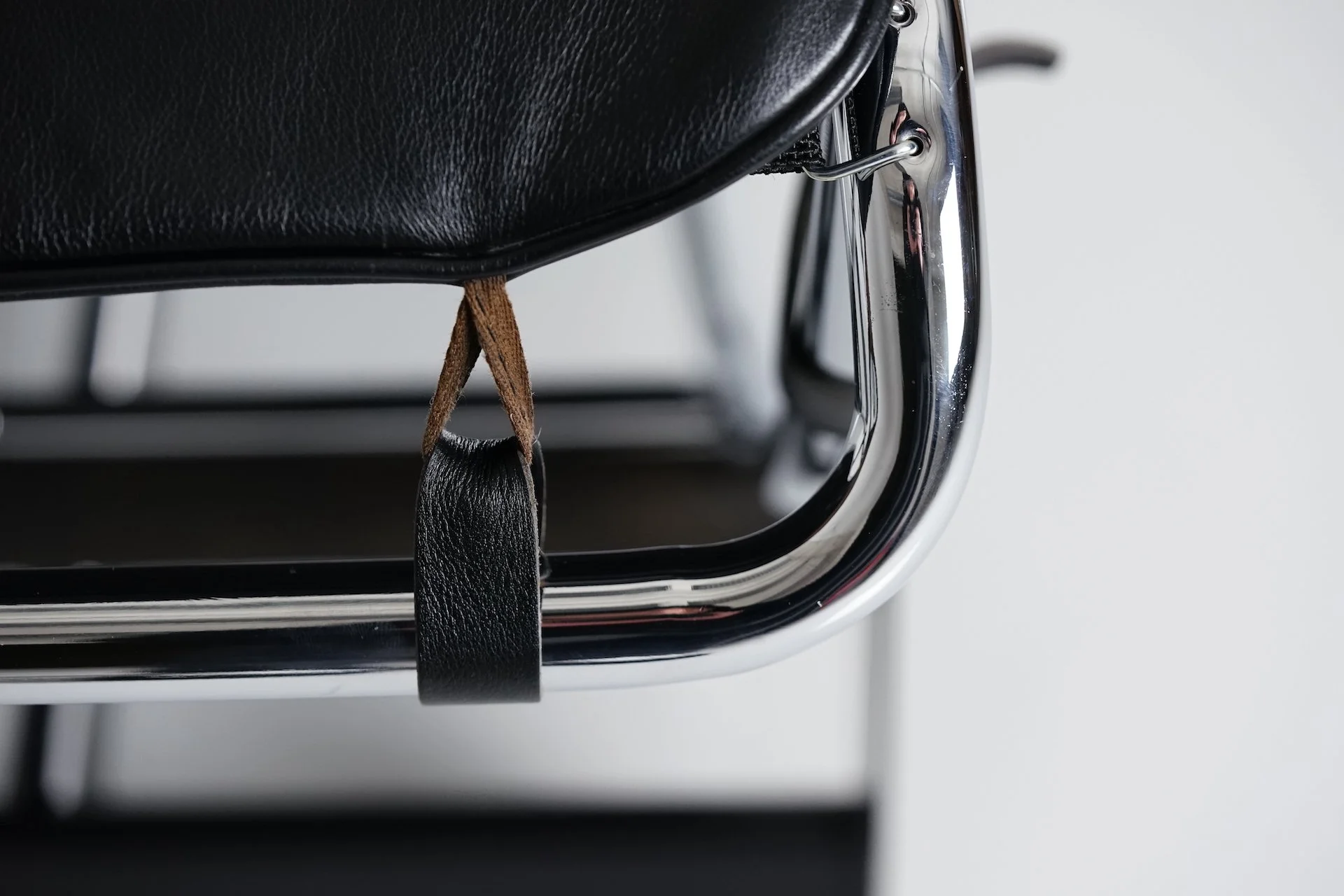 Black Leather LC4 Chaise Longue by Le Corbusier & Pierre Jeanneret for Cassina  068.JPG