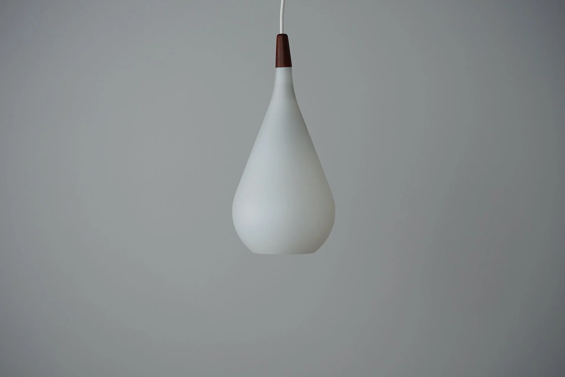 Dänische Mid-Century Modern Hängelampe aus Opalglas & Teak, 1960er  44.JPG