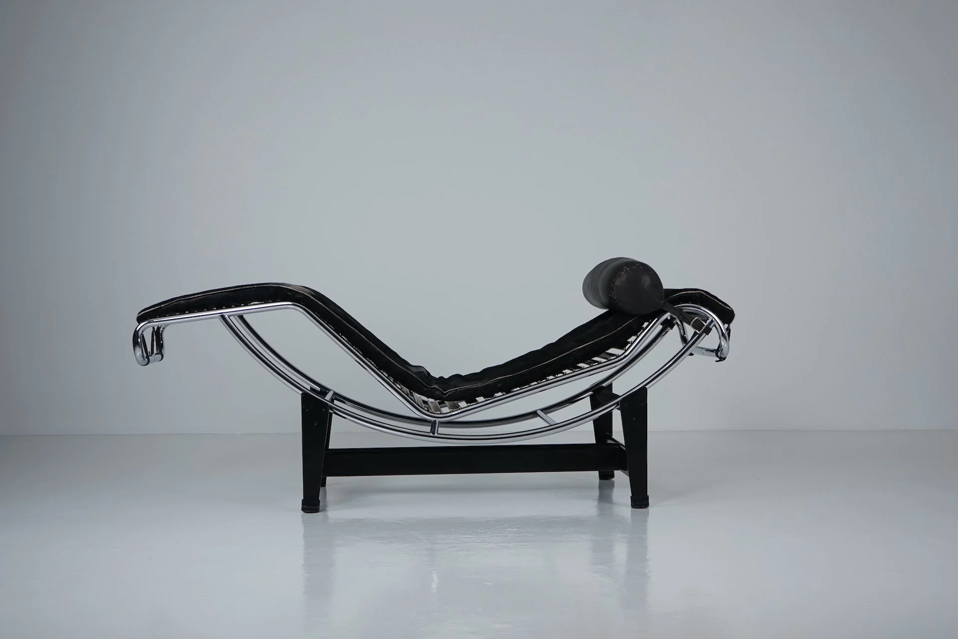 Black Fur LC4 Chaise Longue by Le Corbusier & Pierre Jeanneret for Cassina 7805.JPG