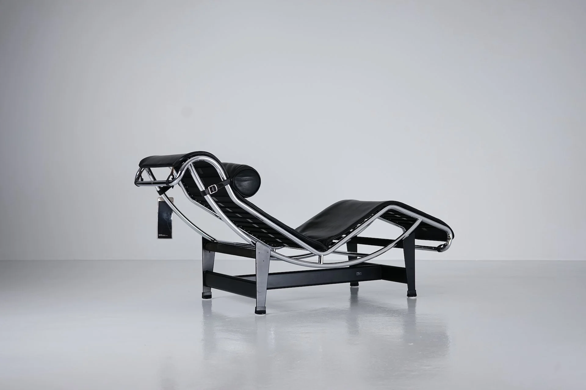 Black Leather LC4 Chaise Longue by Le Corbusier & Pierre Jeanneret for Cassina  064.JPG