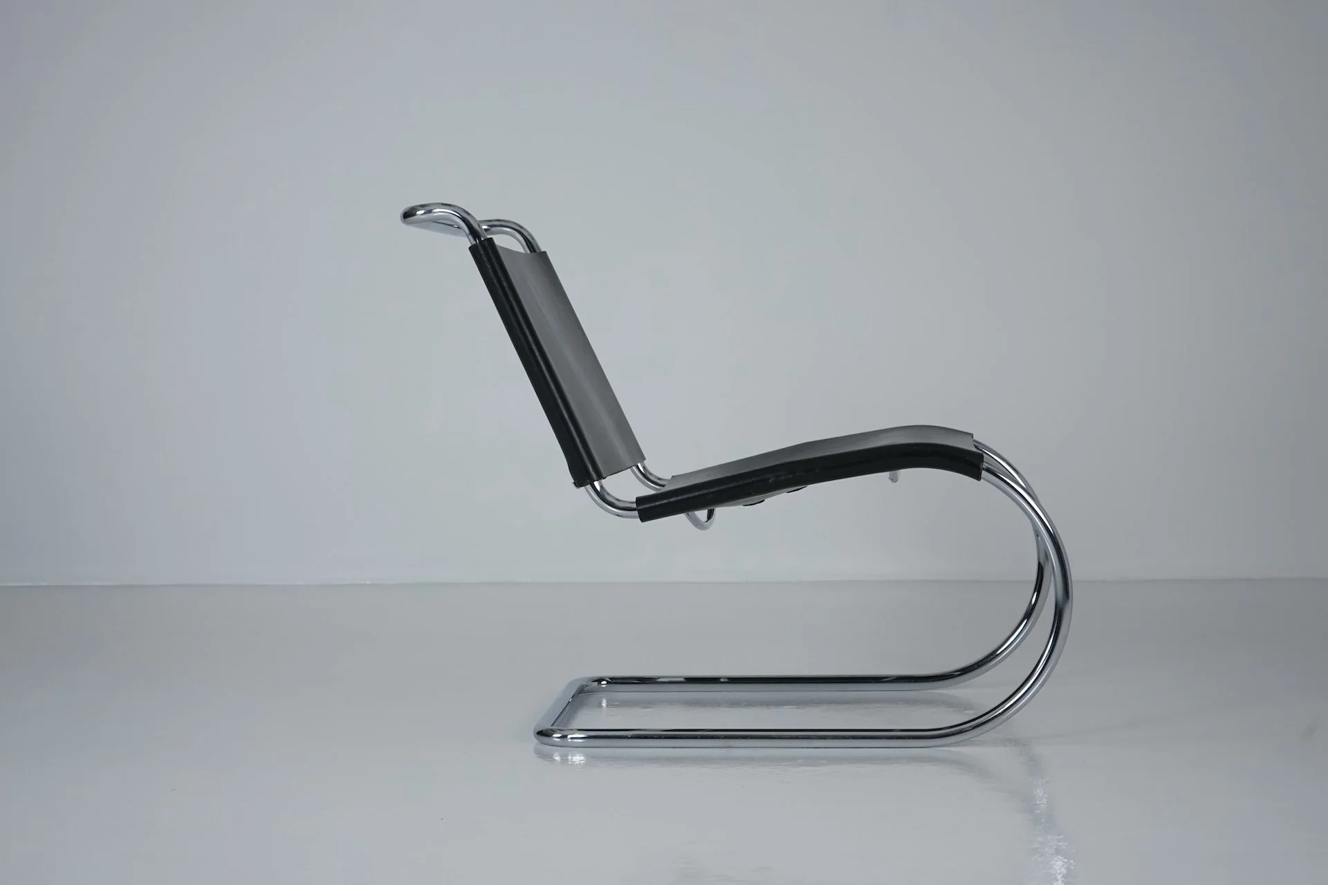 MR30:5 Tubular Steel Arm Chair by Ludwig Mies van der Rohe for Knoll 450.JPG