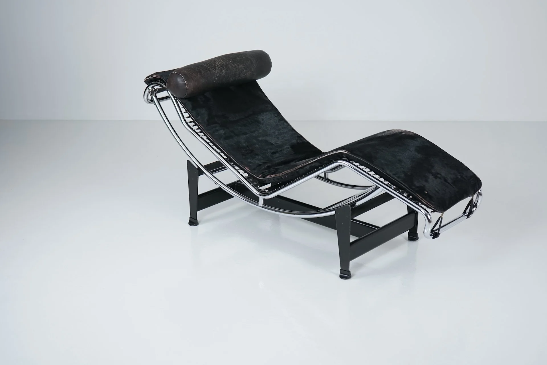 Black Fur LC4 Chaise Longue by Le Corbusier & Pierre Jeanneret for Cassina 7812.JPG