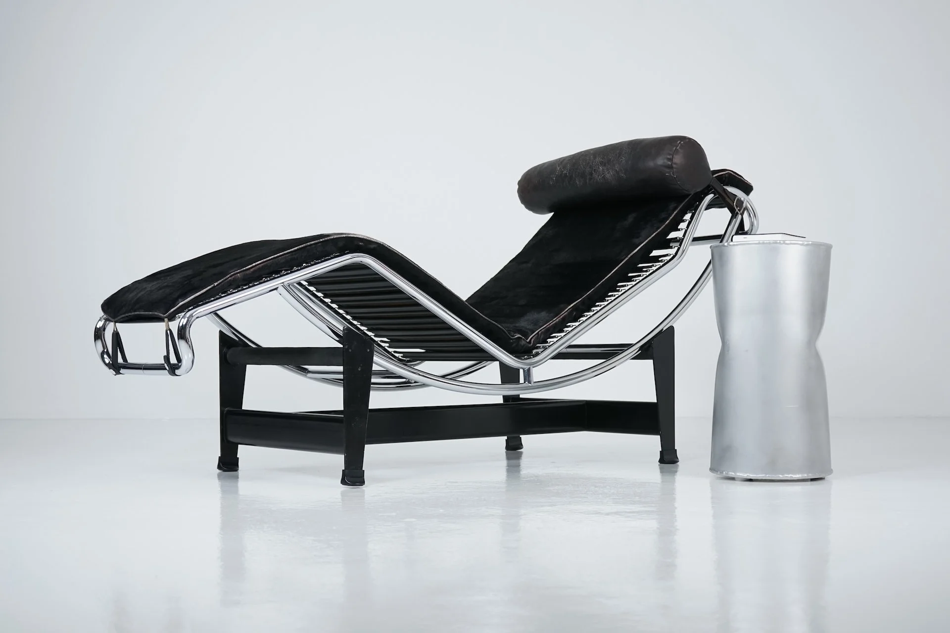 Black Fur LC4 Chaise Longue by Le Corbusier & Pierre Jeanneret for Cassina 7835.JPG