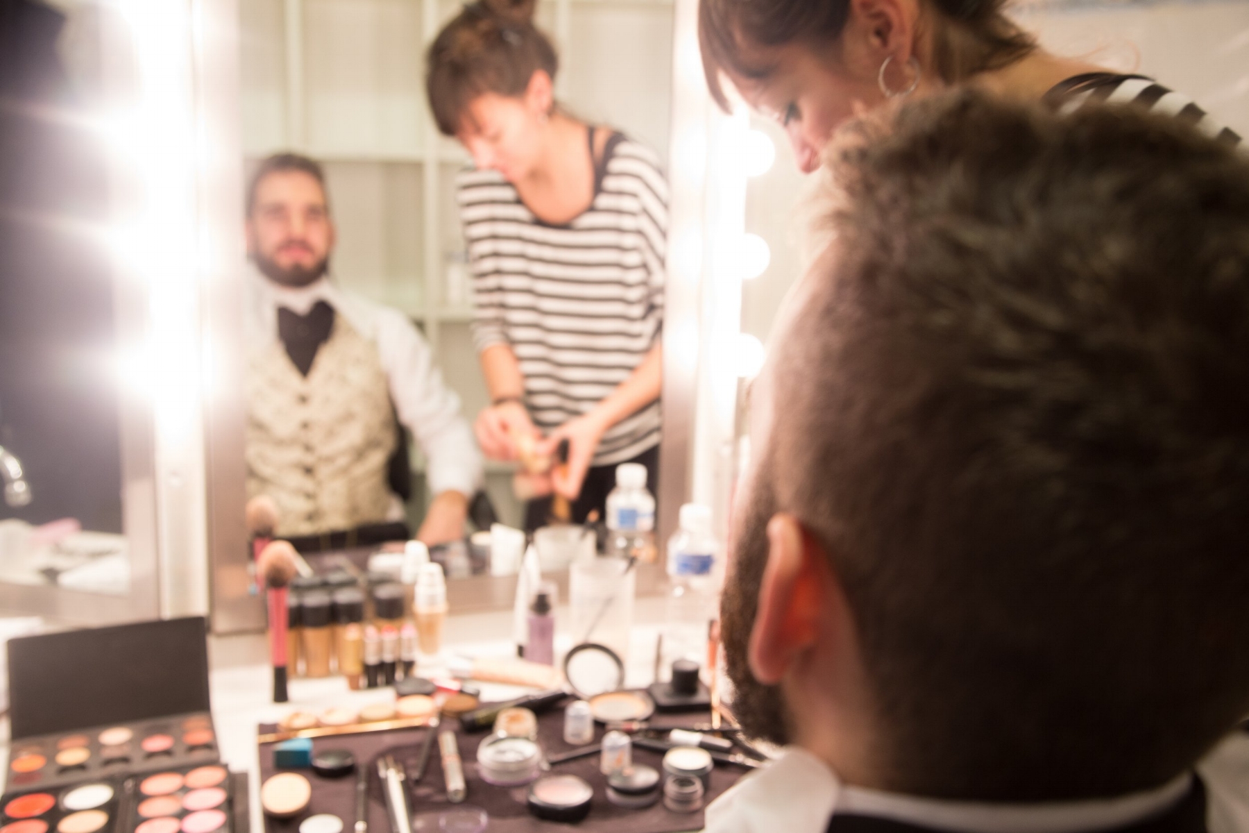 vanity mirror joel-filipe-470276-unsplash.jpg