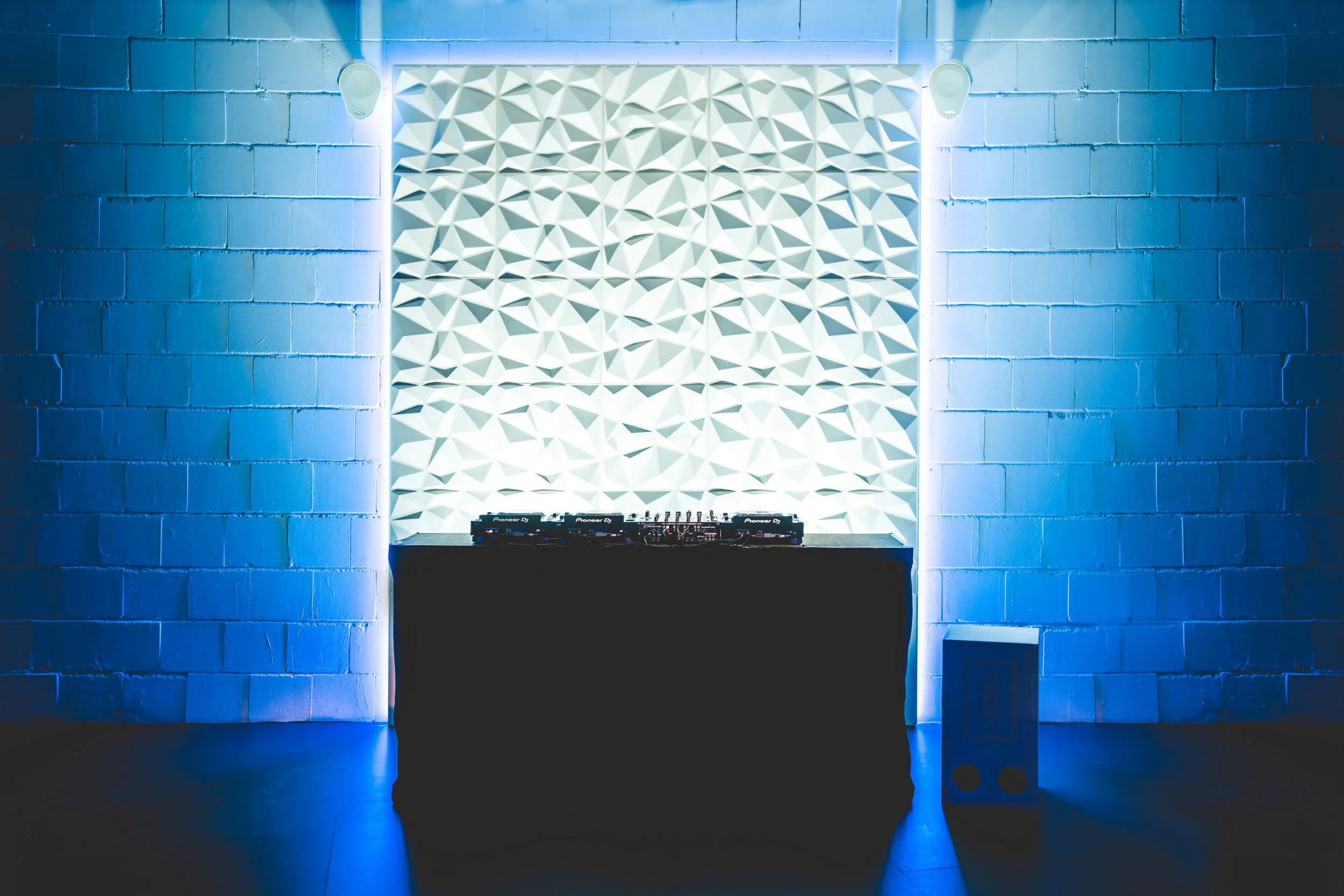 Girlitzstudios-Mietstudio-DJ-Wall.jpg